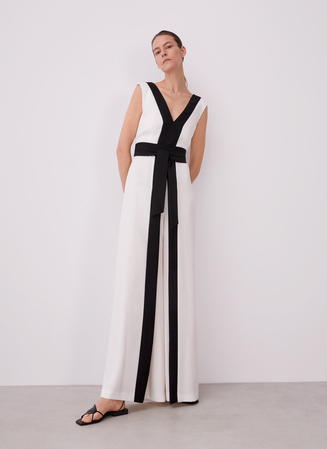 Bicolour jumpsuit with belt image number 2