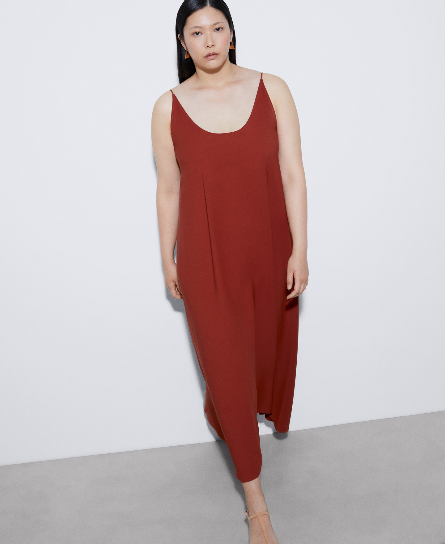 Long dress with flowing drape image number 0