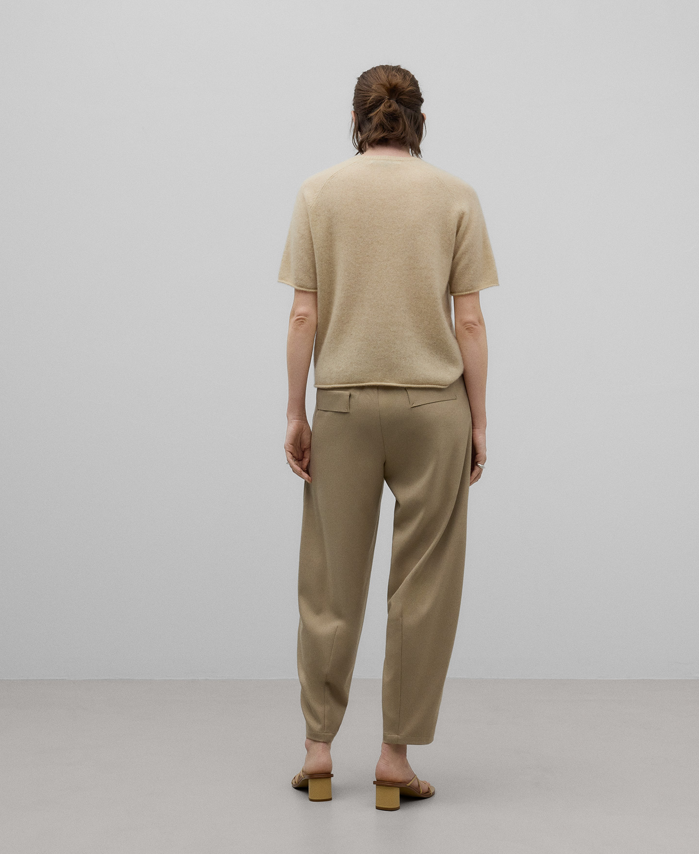 Pantal&oacute;n jogger corte frontal mujer image number 2