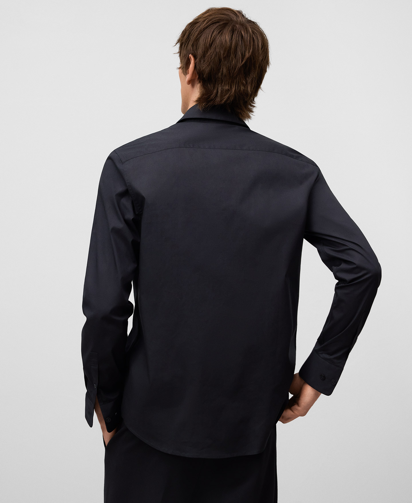 Camisa slim fit com gola de lapela para homem image number 2