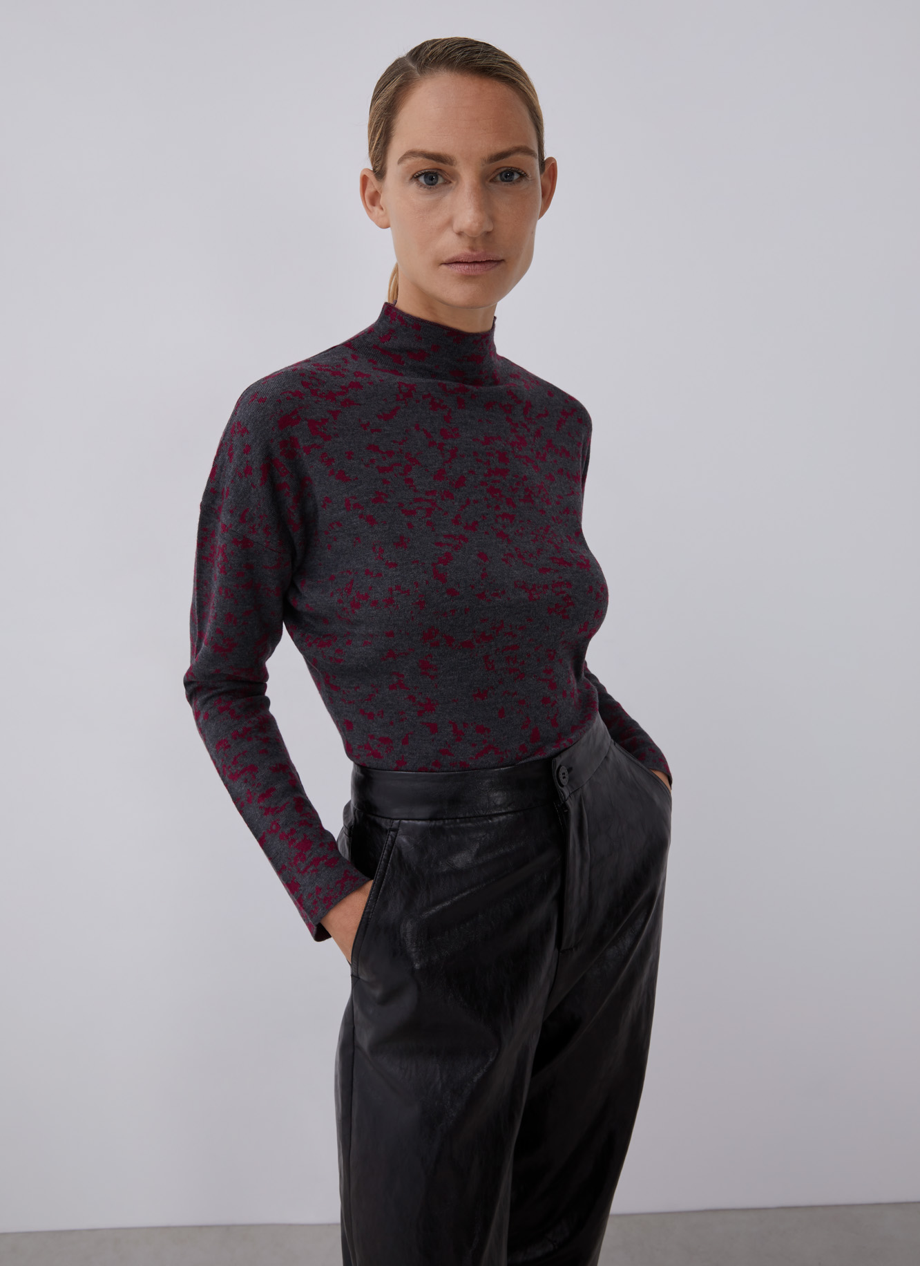 Bicolour perkins collar sweater image number 0