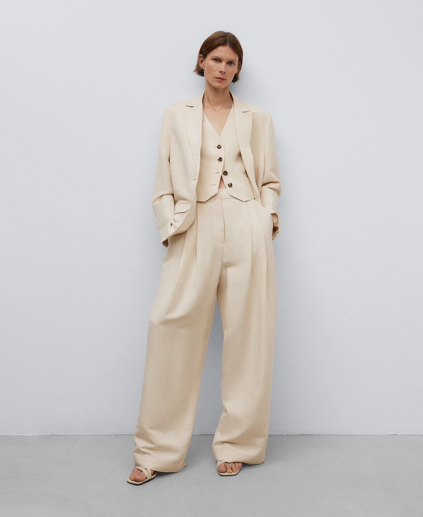 Beige European linen blazer woman image number 1