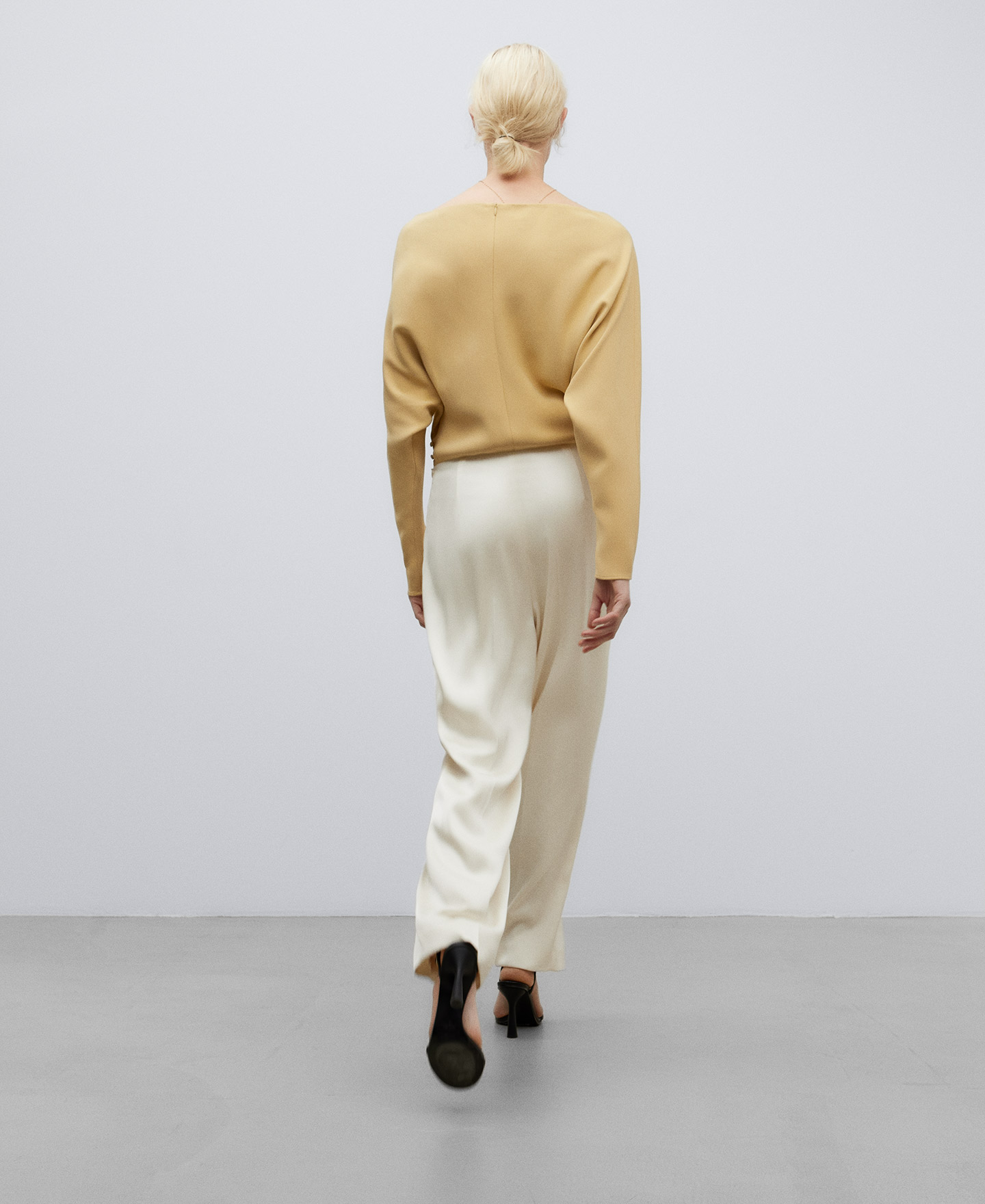 Mono bicolor mujer image number 2