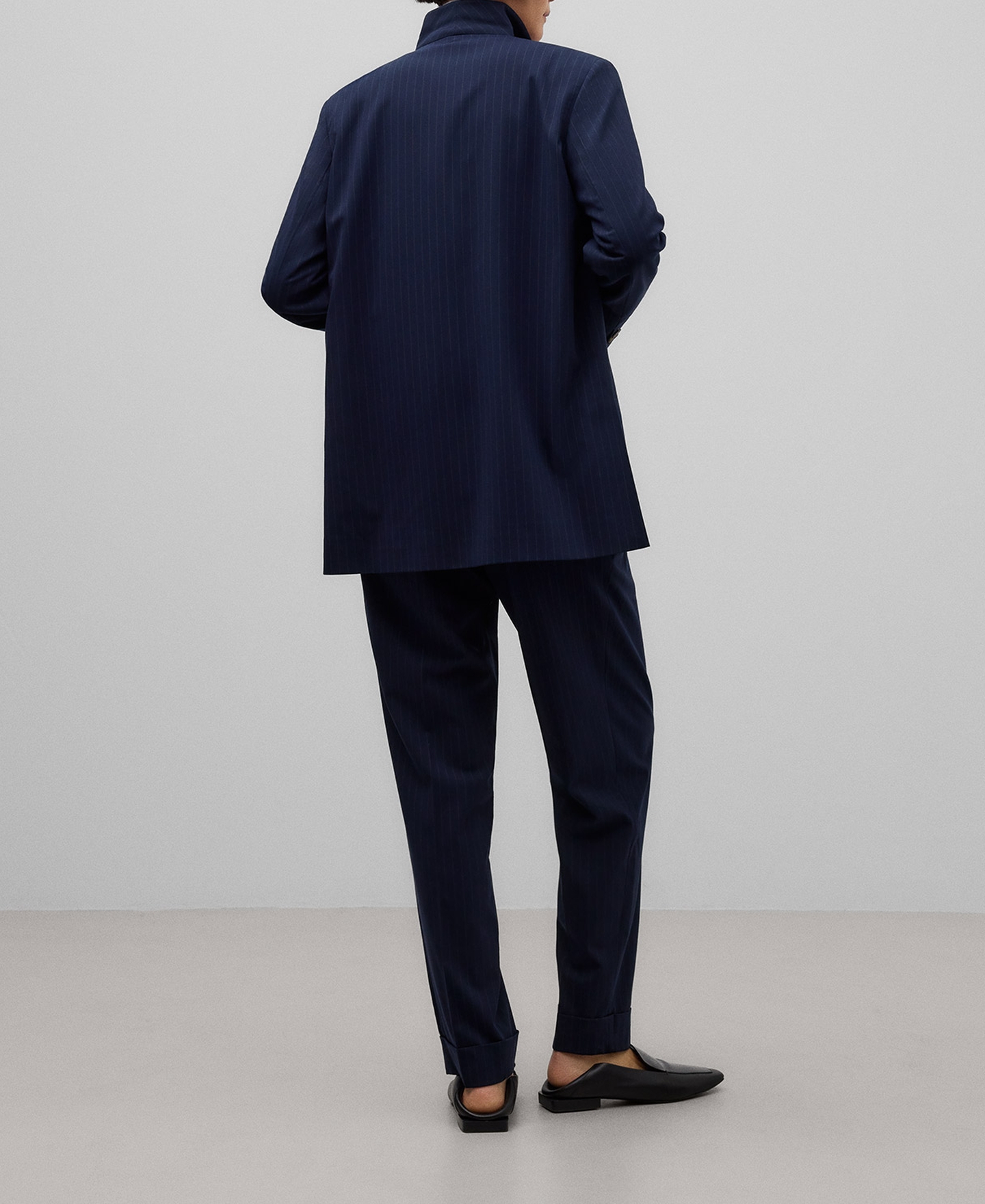 Front-crossed striped trousers woman image number 2