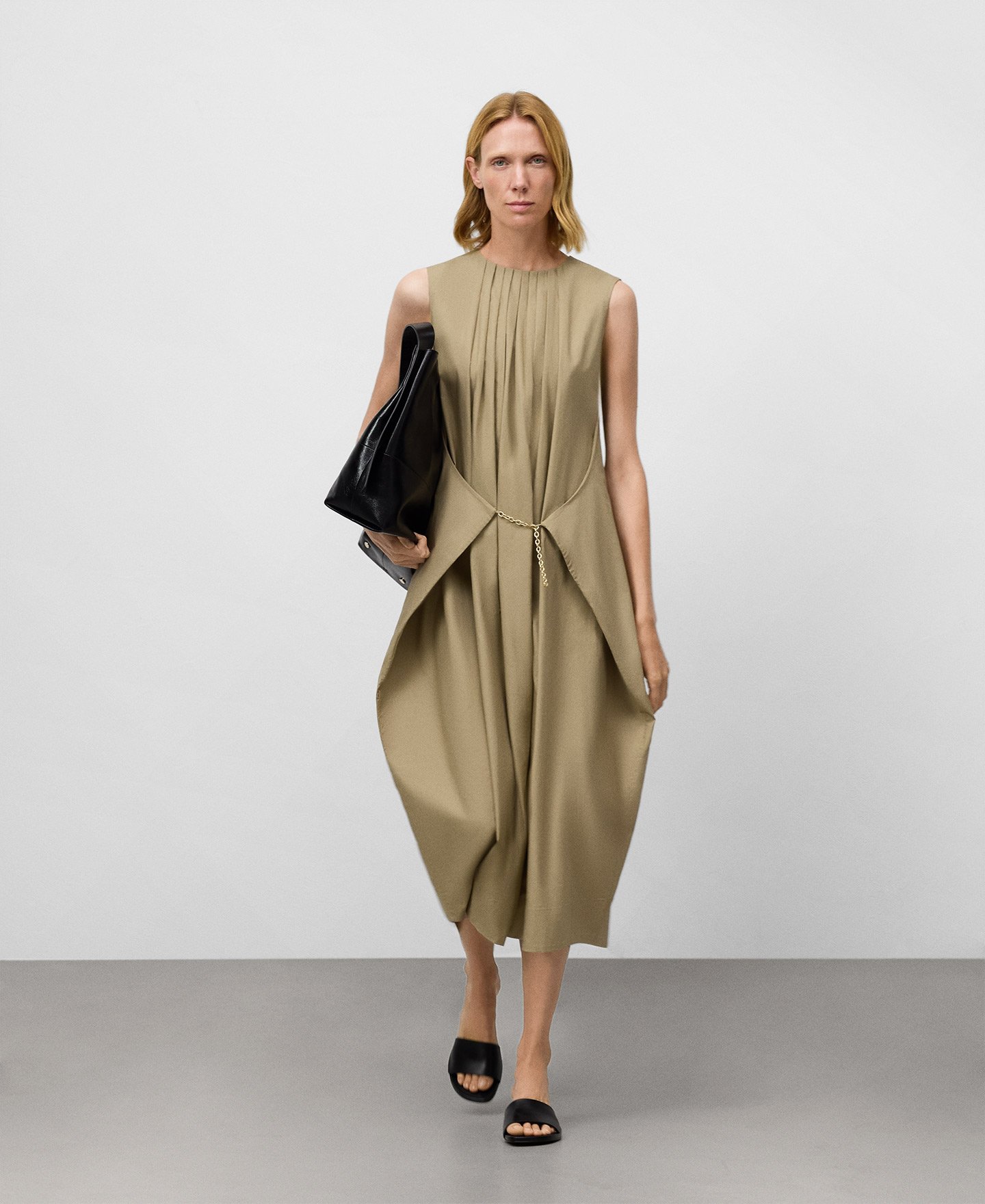 Pleated dress with chain detail woman image number 4