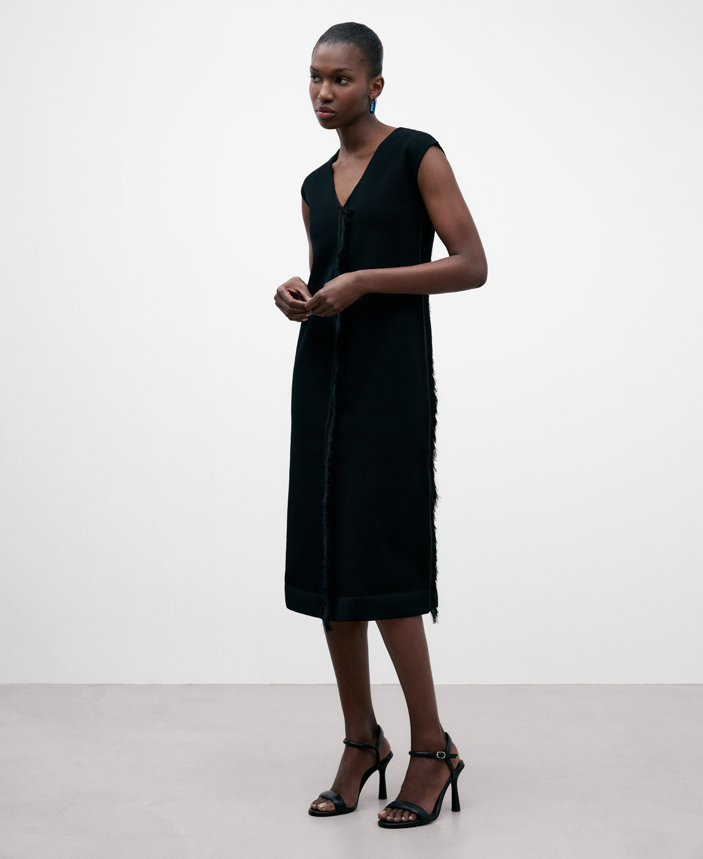 Vestido negro flecos poliéster reciclado image number 1