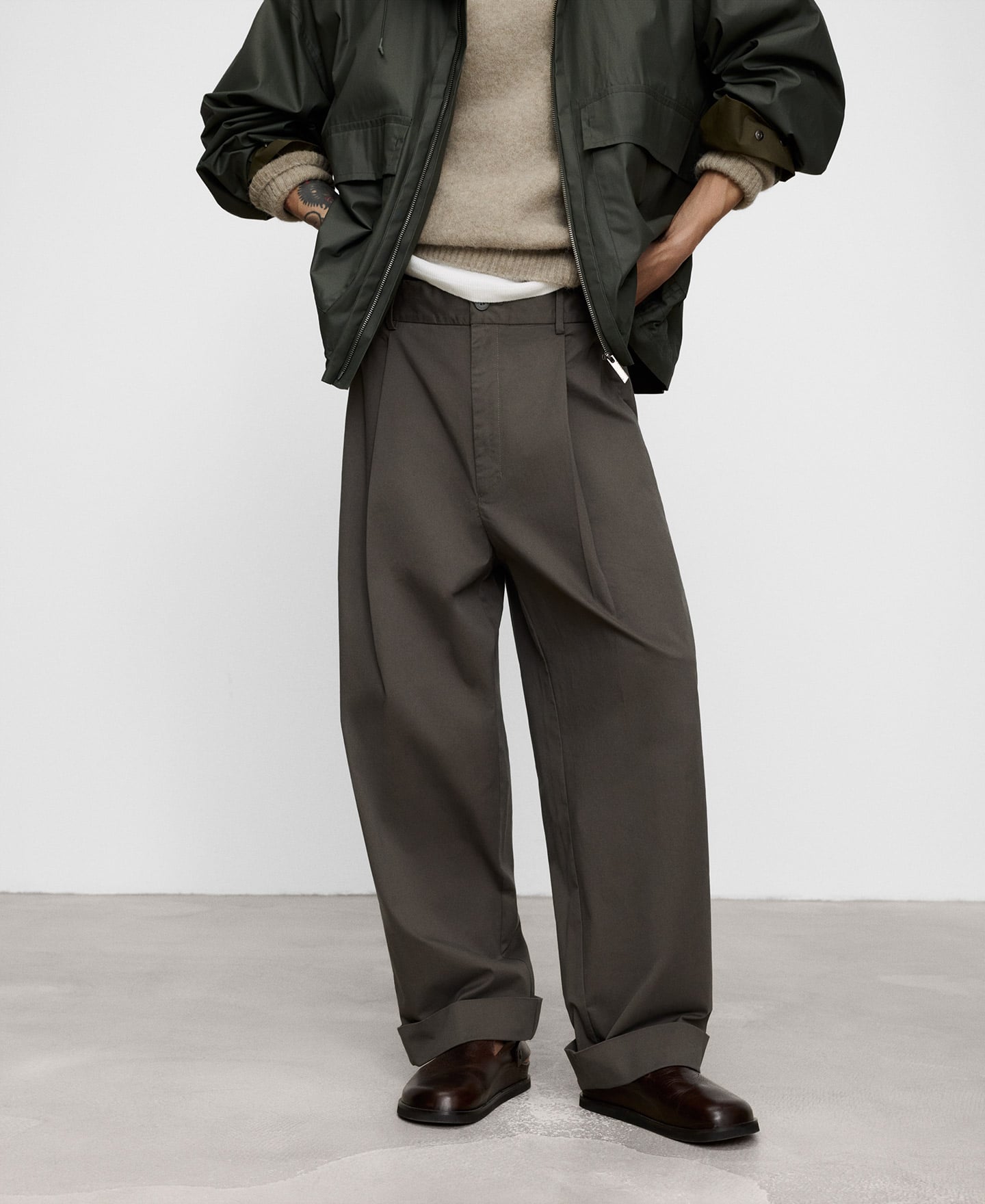 Organic cotton pleated straight trousers image number 0