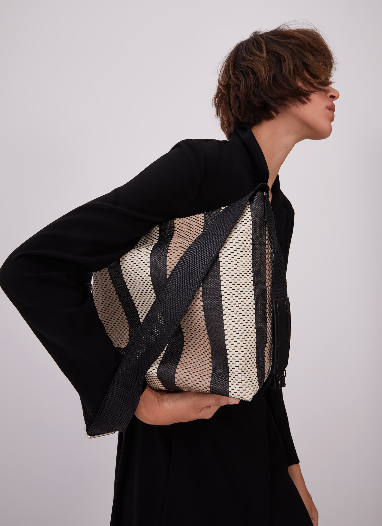 Bolso cubo de rayas en efecto rafia image number 3