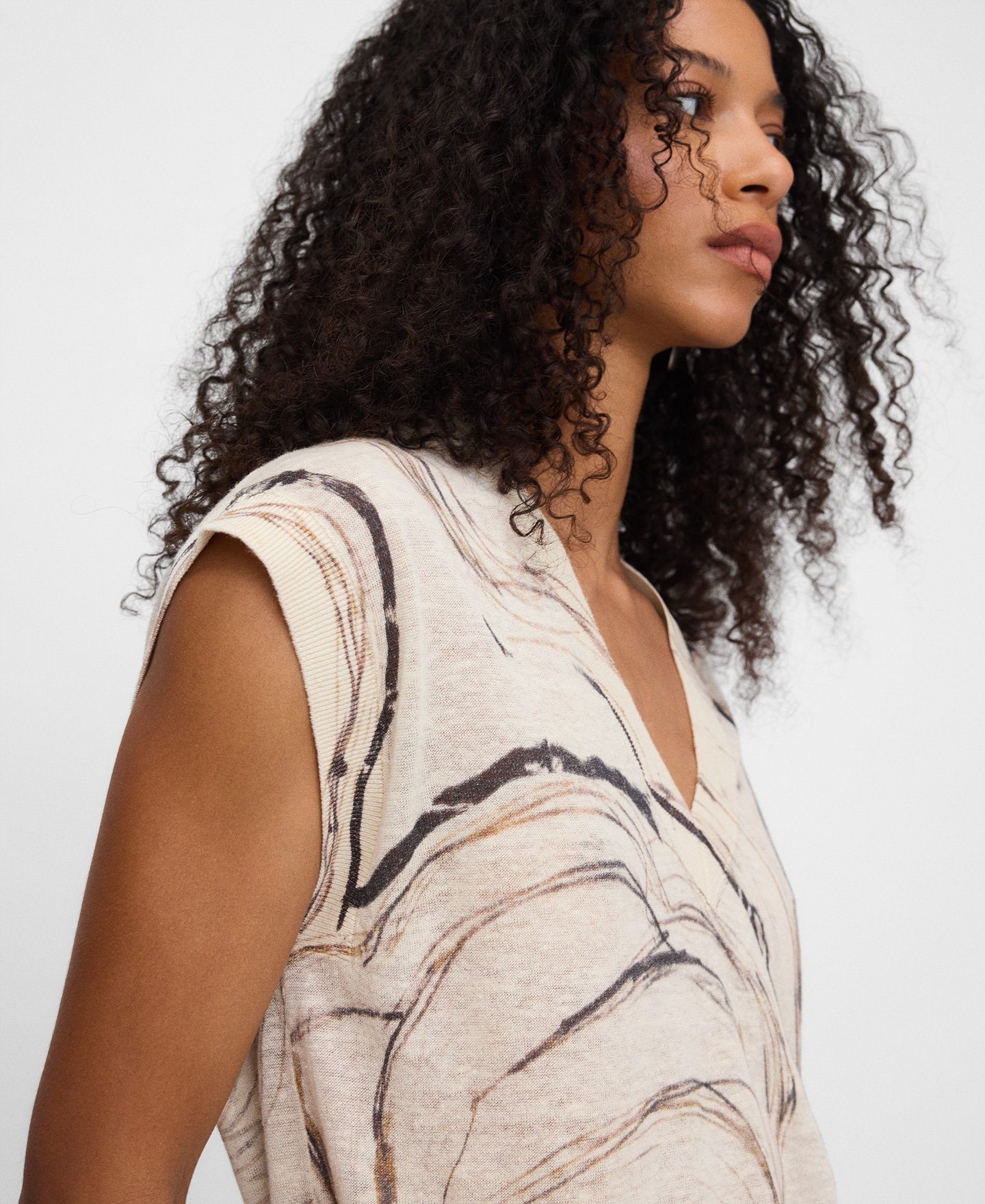 Printed knit vest image number 3