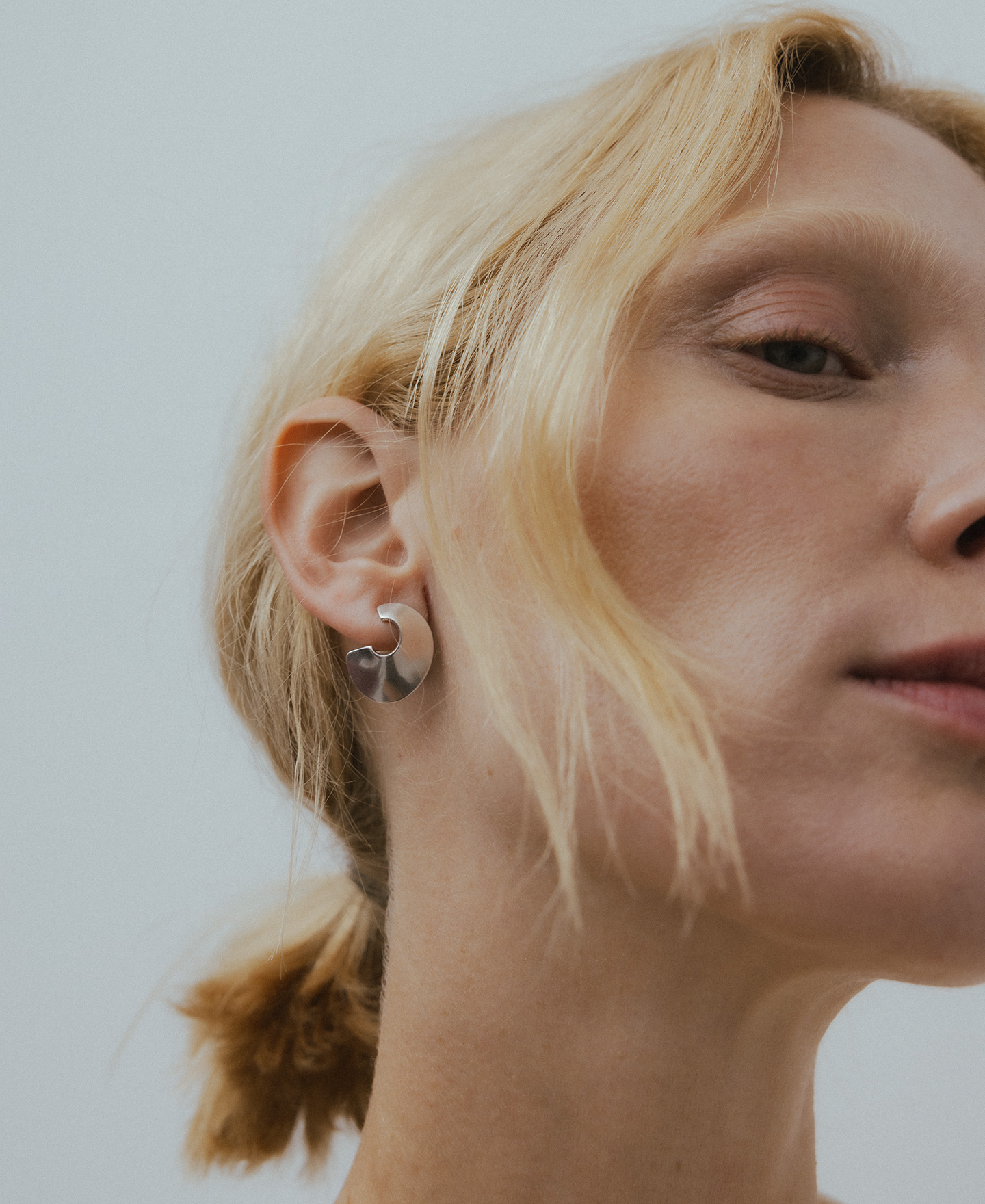 Small circular earrings woman image number 3