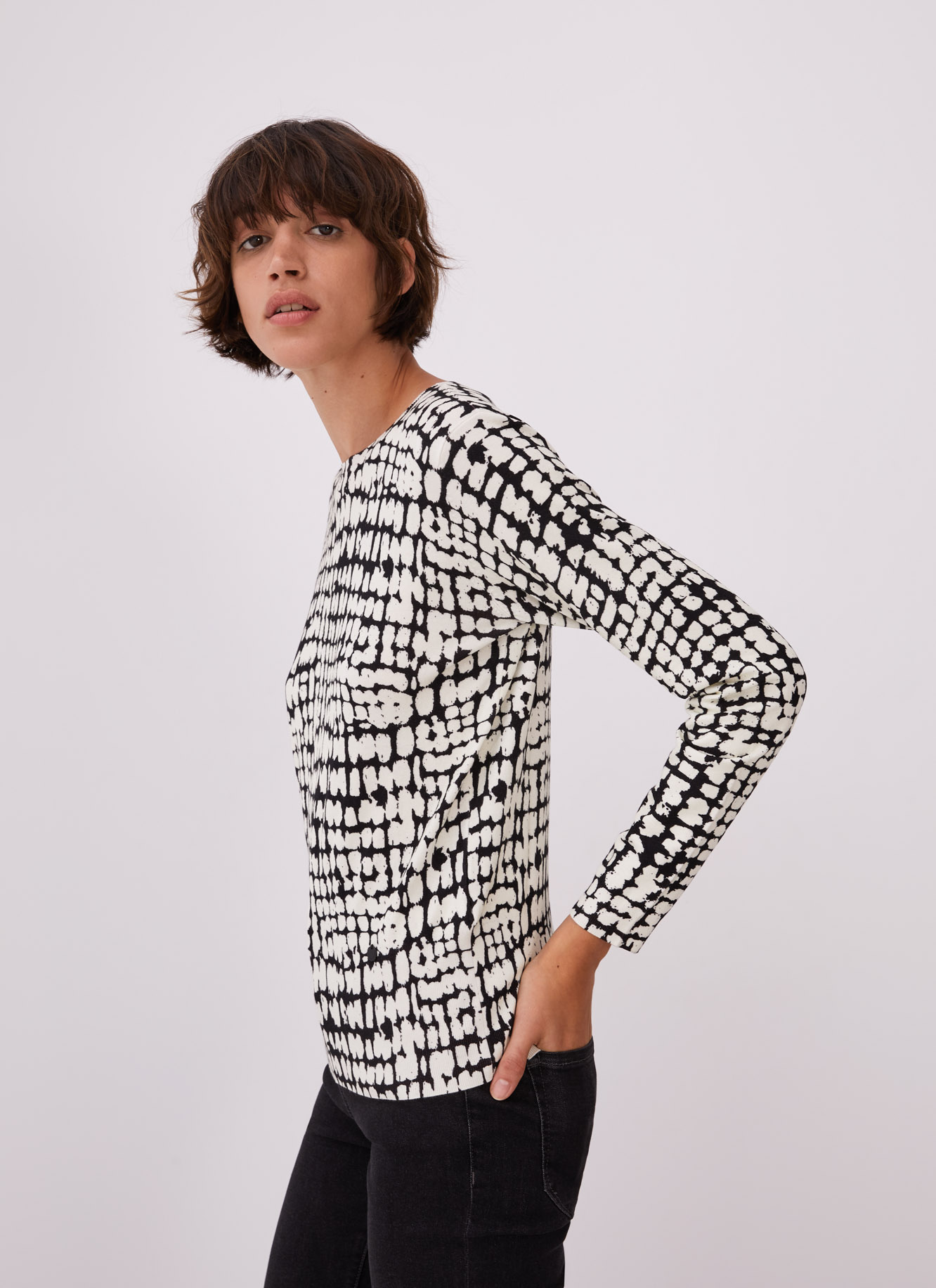 Viscose sweater with blurred dots image number 2