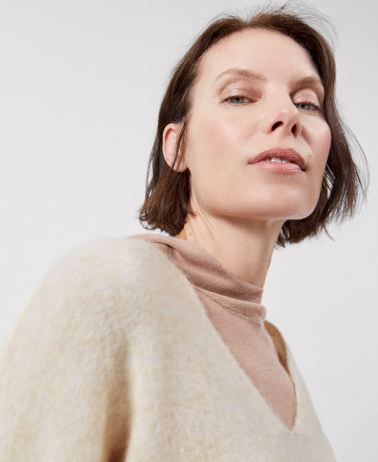 V-neck mohair sweater image number 3
