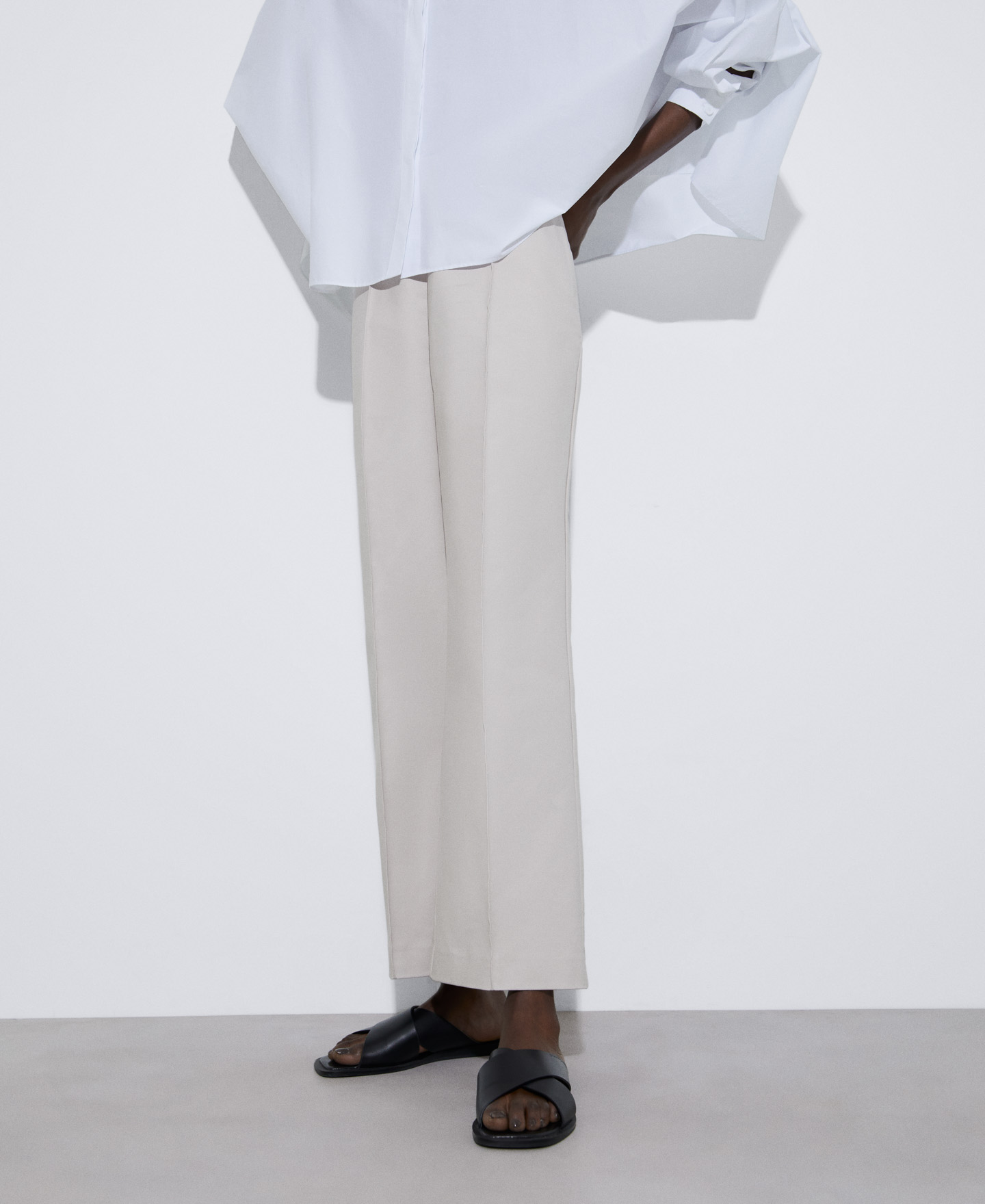 Tight-fitting cotton trousers image number 0