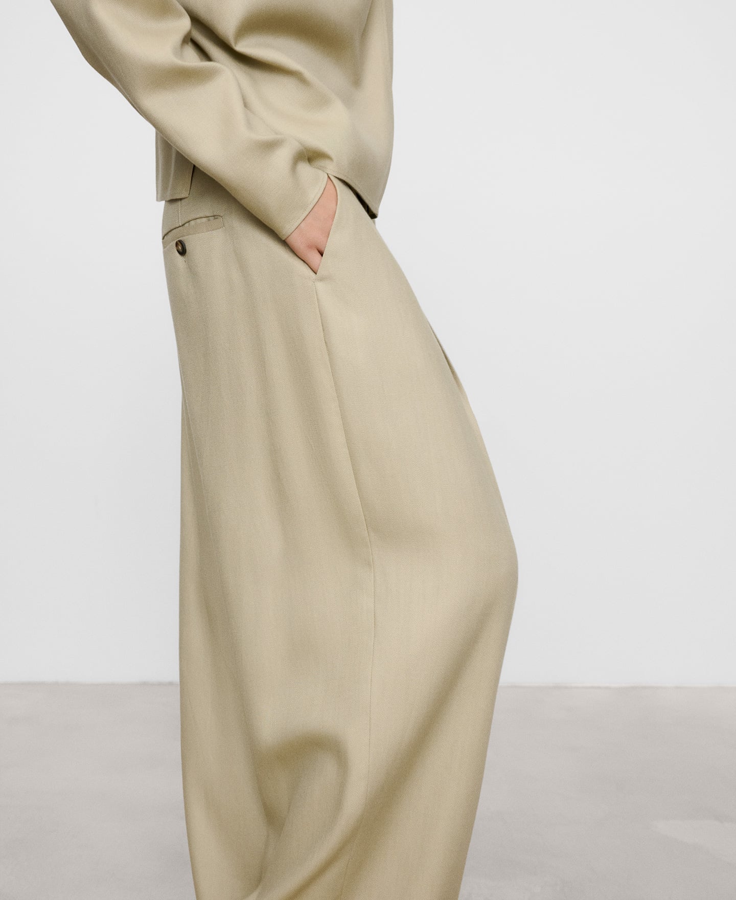 Straigh pleated trousers image number 3