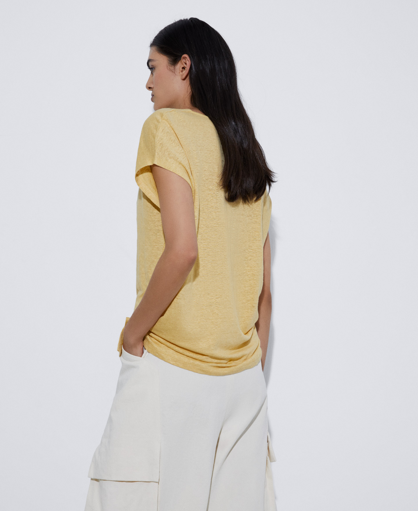 V-neck linen t-shirt image number 2