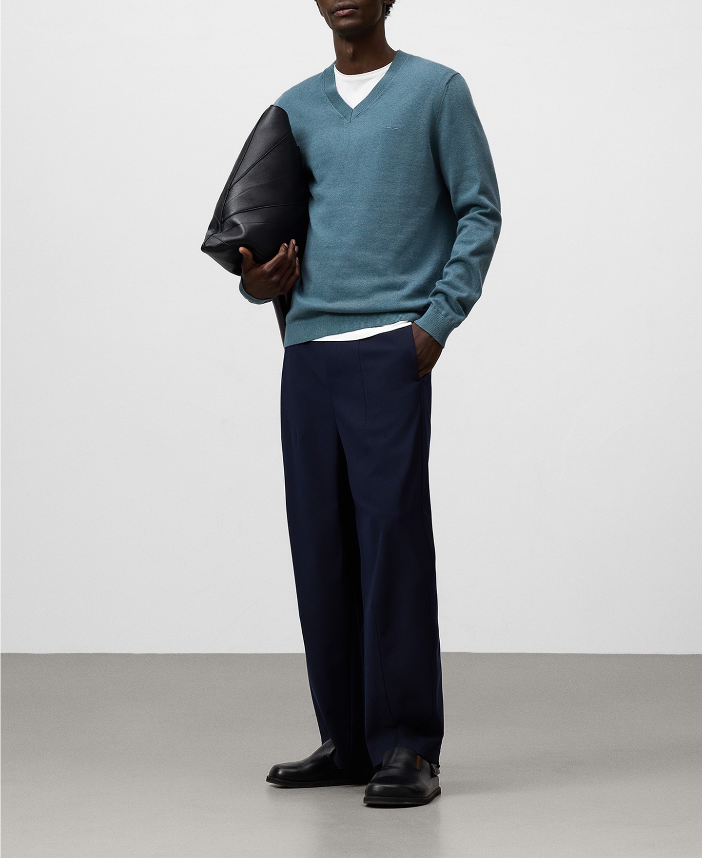 Regular fit V-neck sweater image number 1