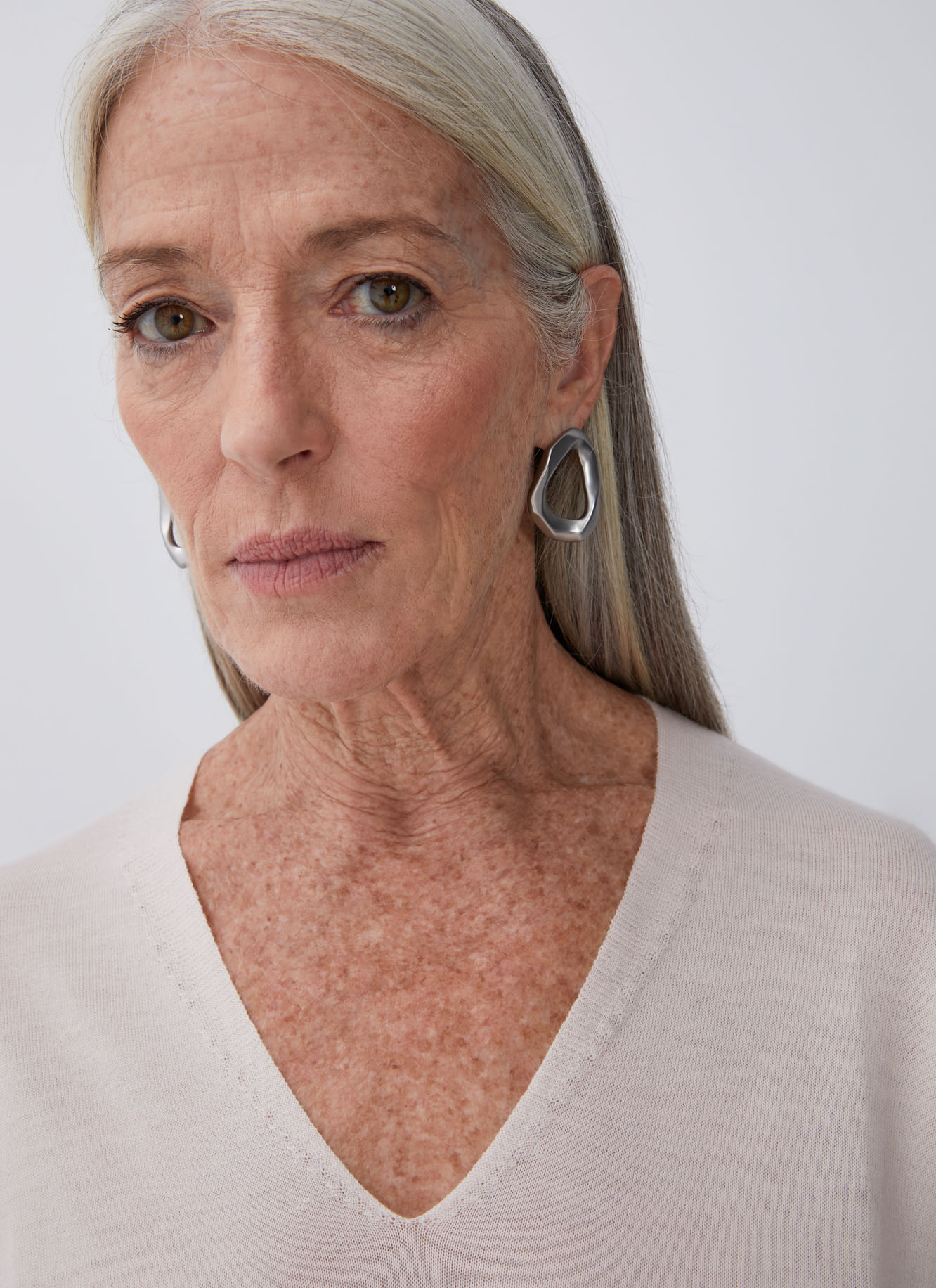 Fine merino wool v-neck sweater image number 6