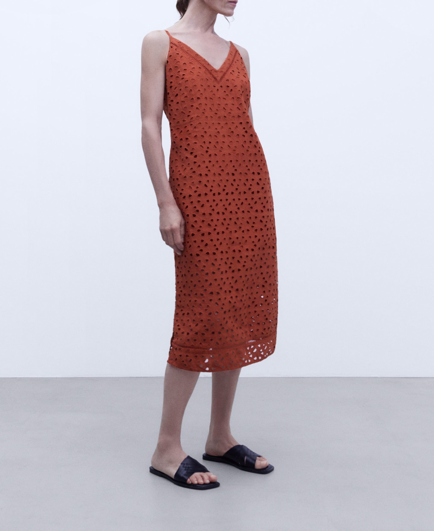 Linen and cotton V-neckline dress image number 1