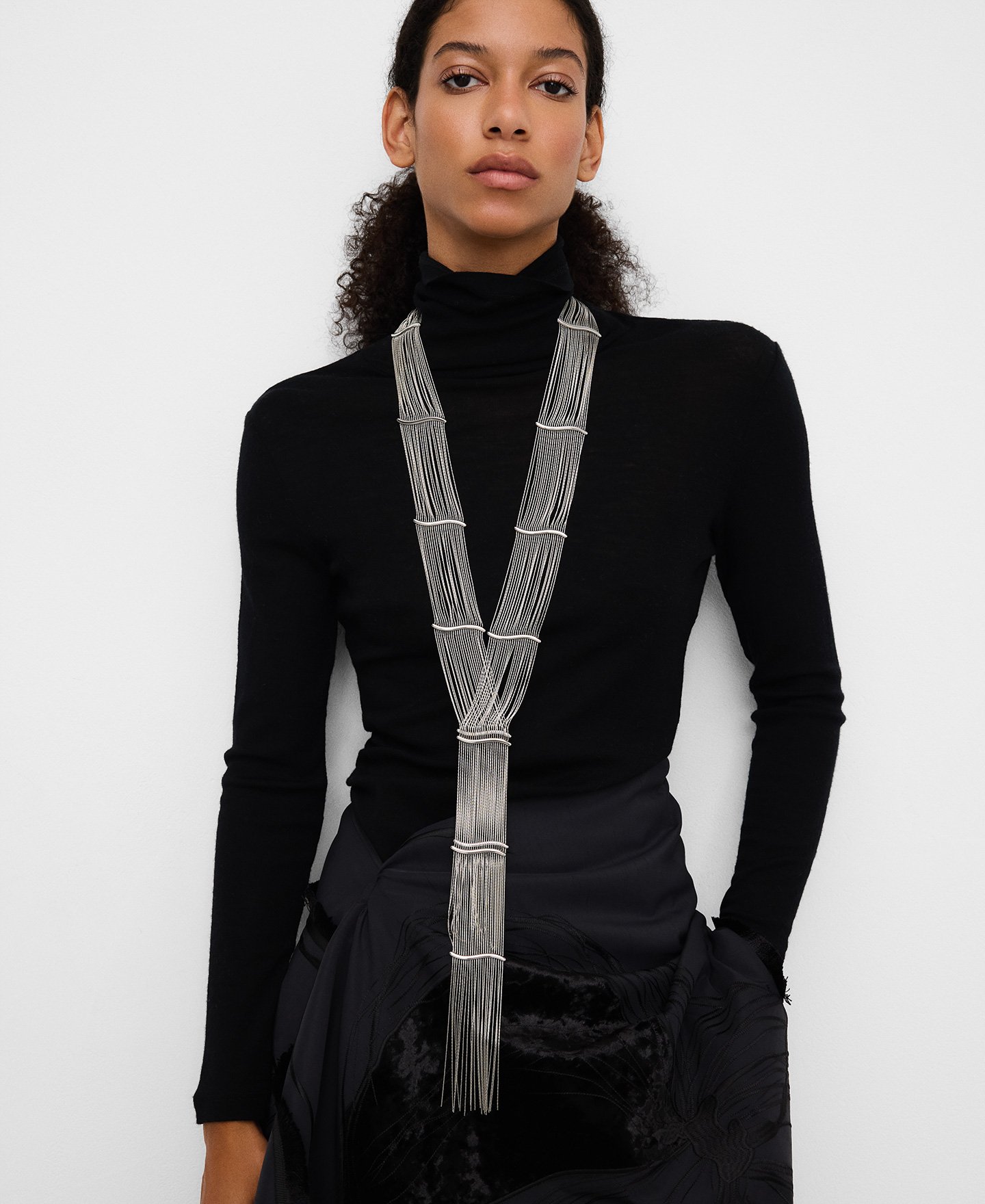 Articulated metal thread necklace image number 3