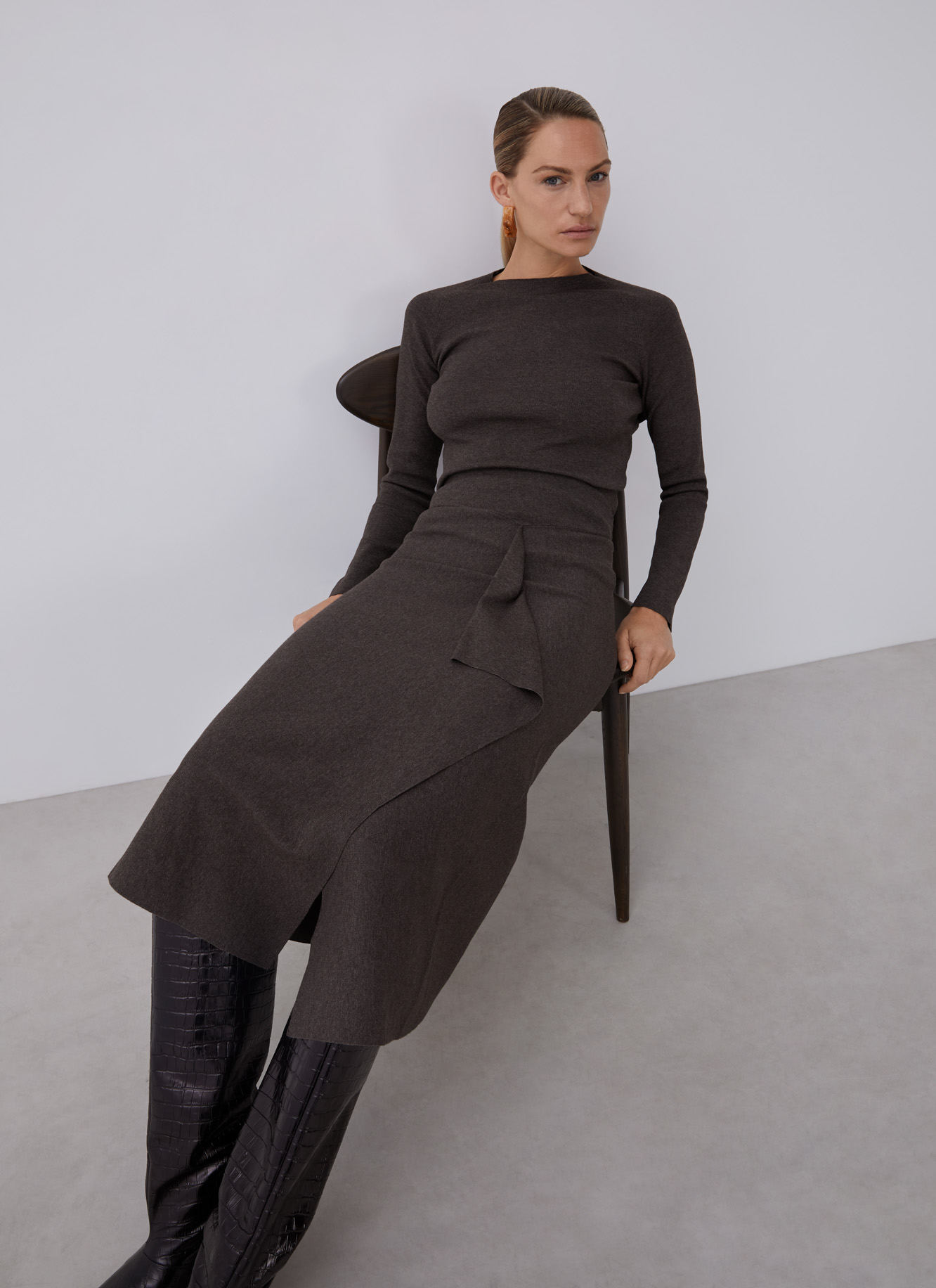 Thick stretch-knit skirt with godet image number 4