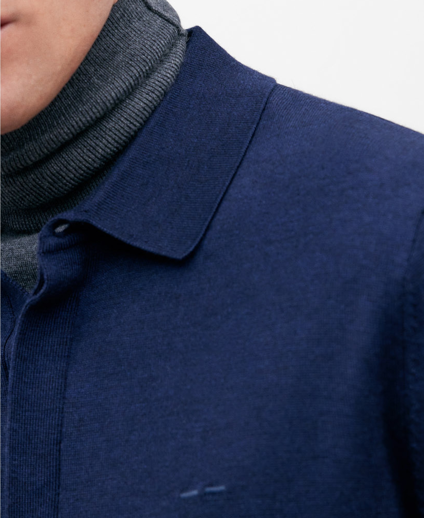 Polo lana merino azul marino para hombre image number 3