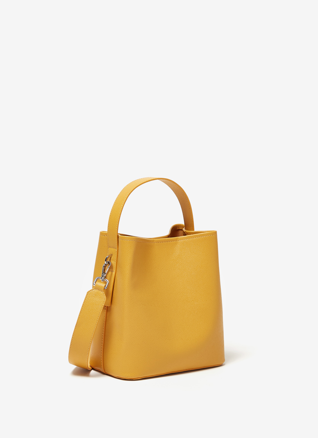 Bolso cubo pequeño efecto saffiano image number 1