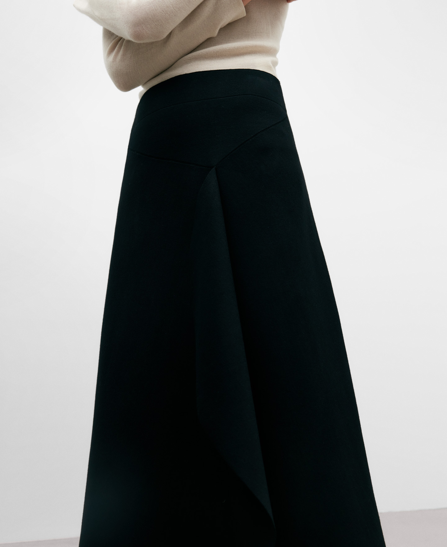Rounded draped skirt for women image number 3