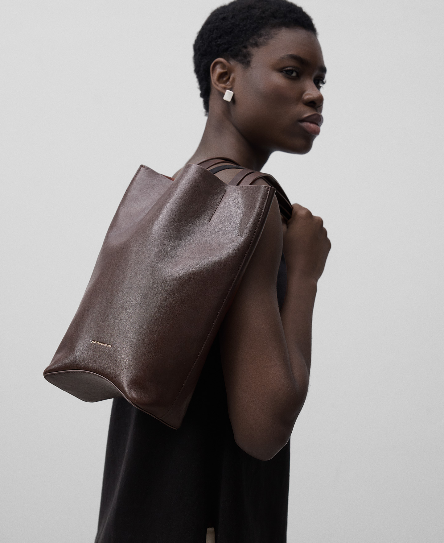 Curved base leather sopper bag woman image number 4
