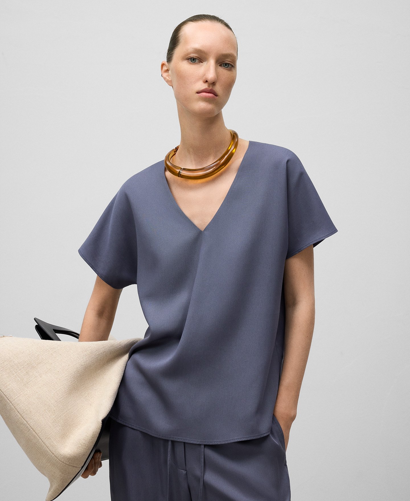 Top recto cuello pico mujer image number 0