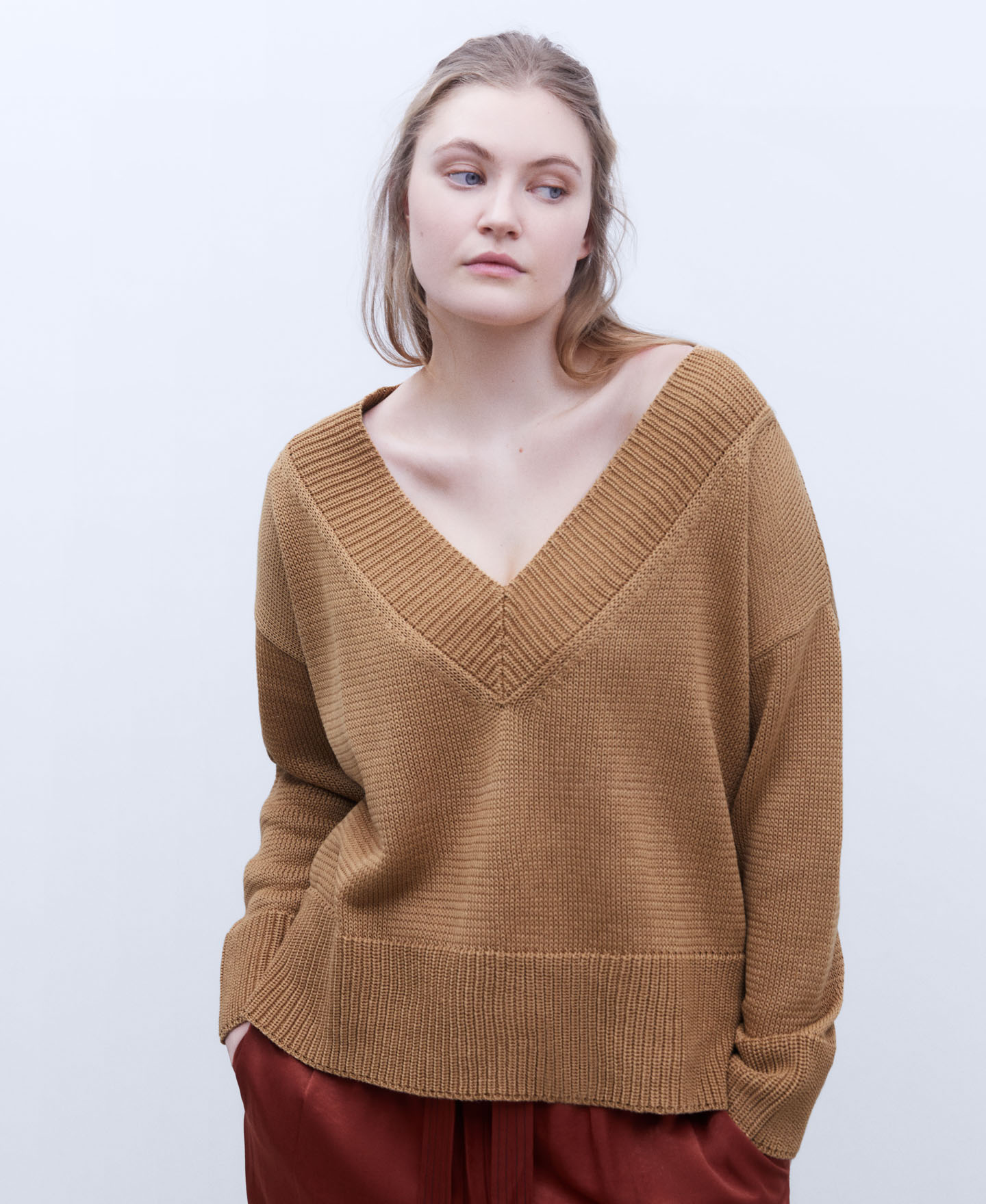 V-neckline knitted sweater image number 0