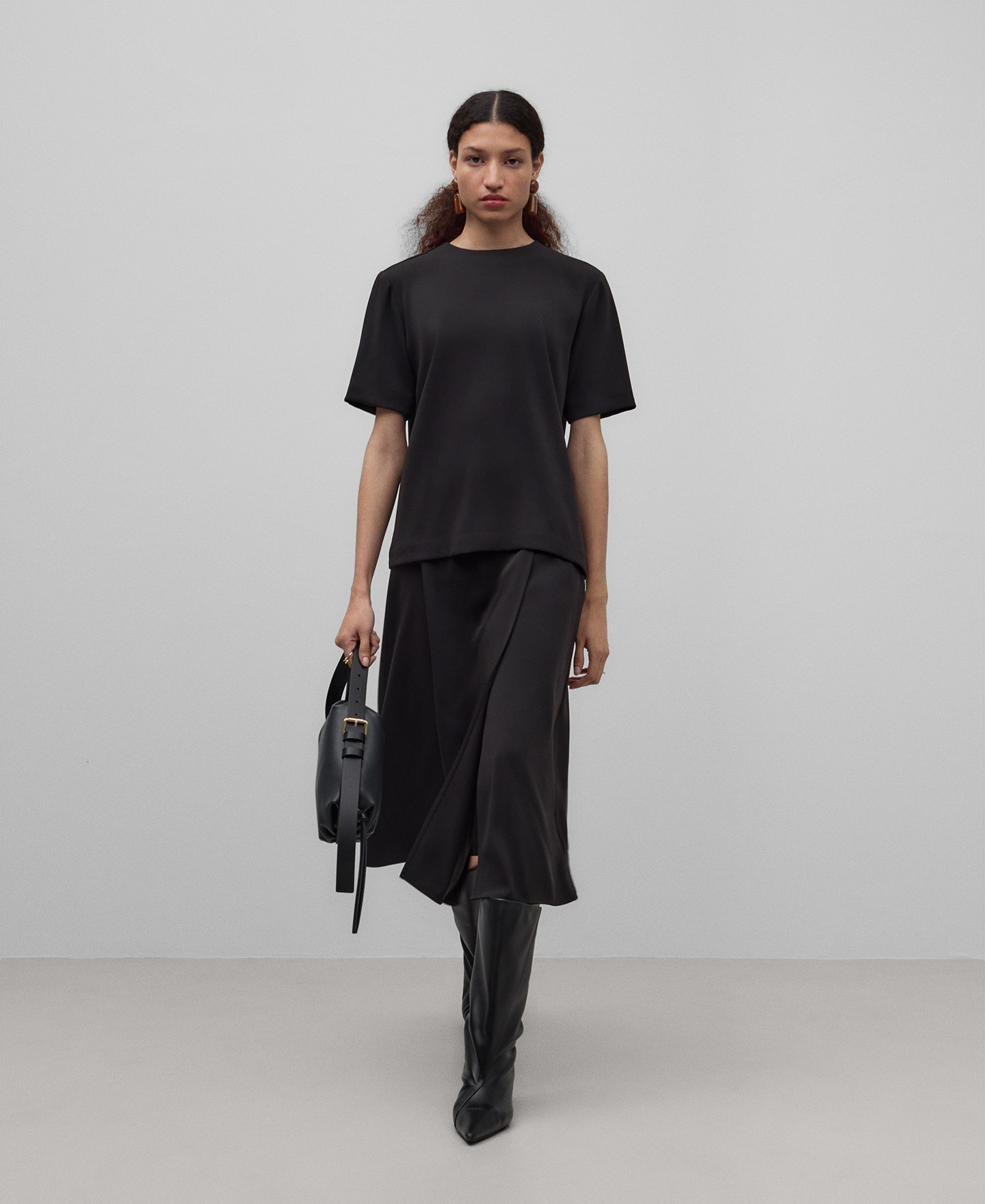 Straight black top woman image number 1
