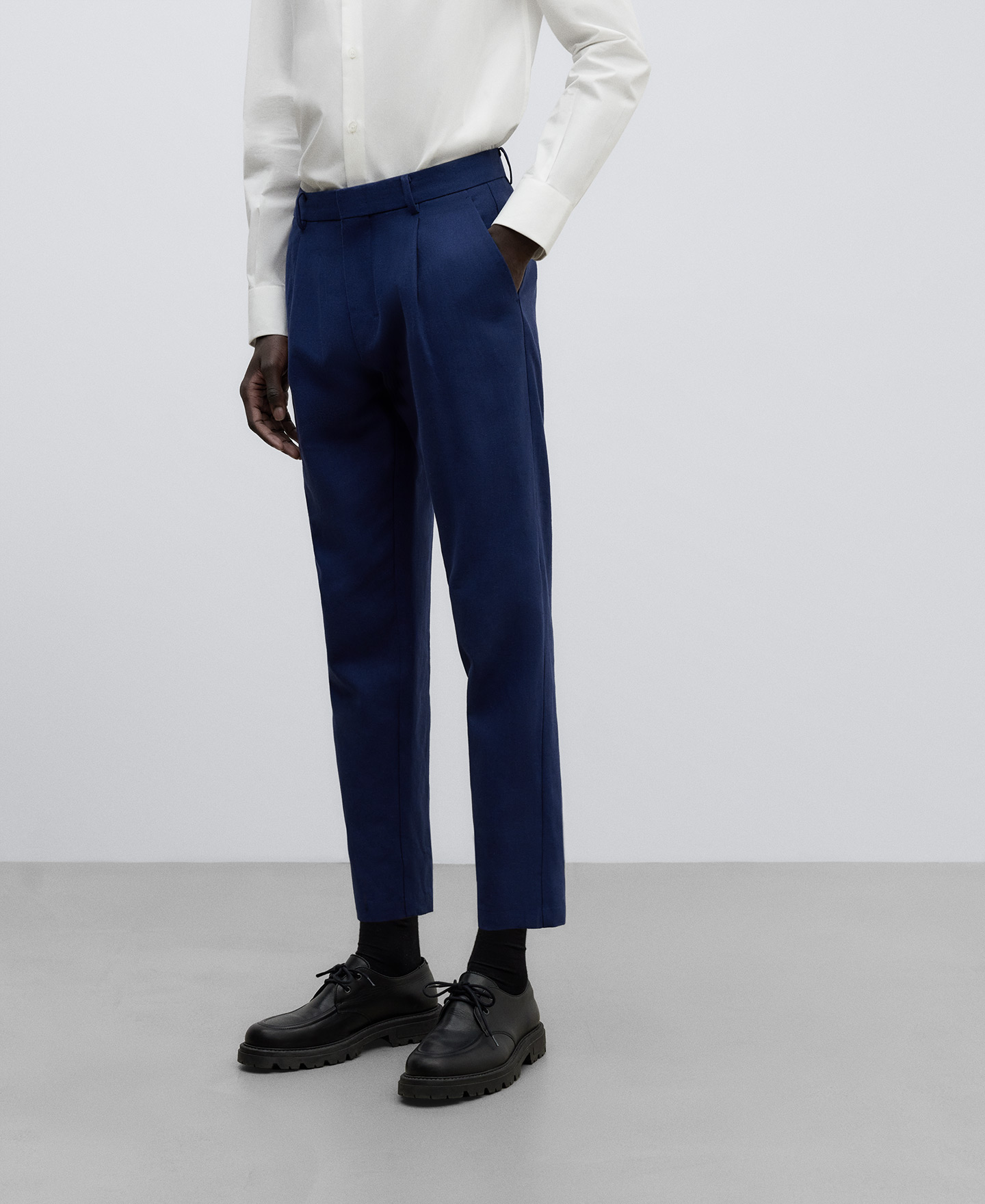 Pantalón en lino y algodón azul hombre image number 0