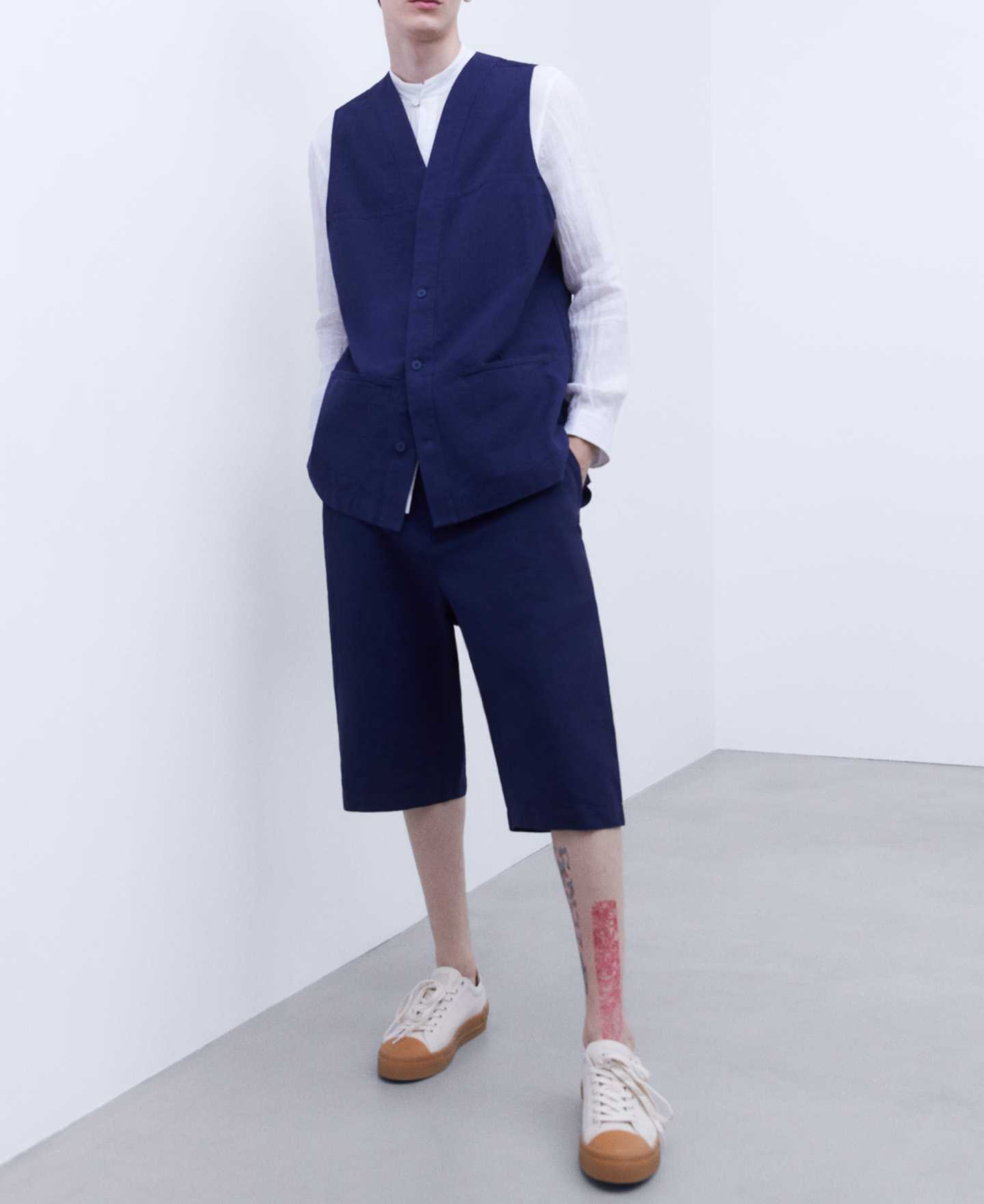 European linen and cotton waistcoat image number 1