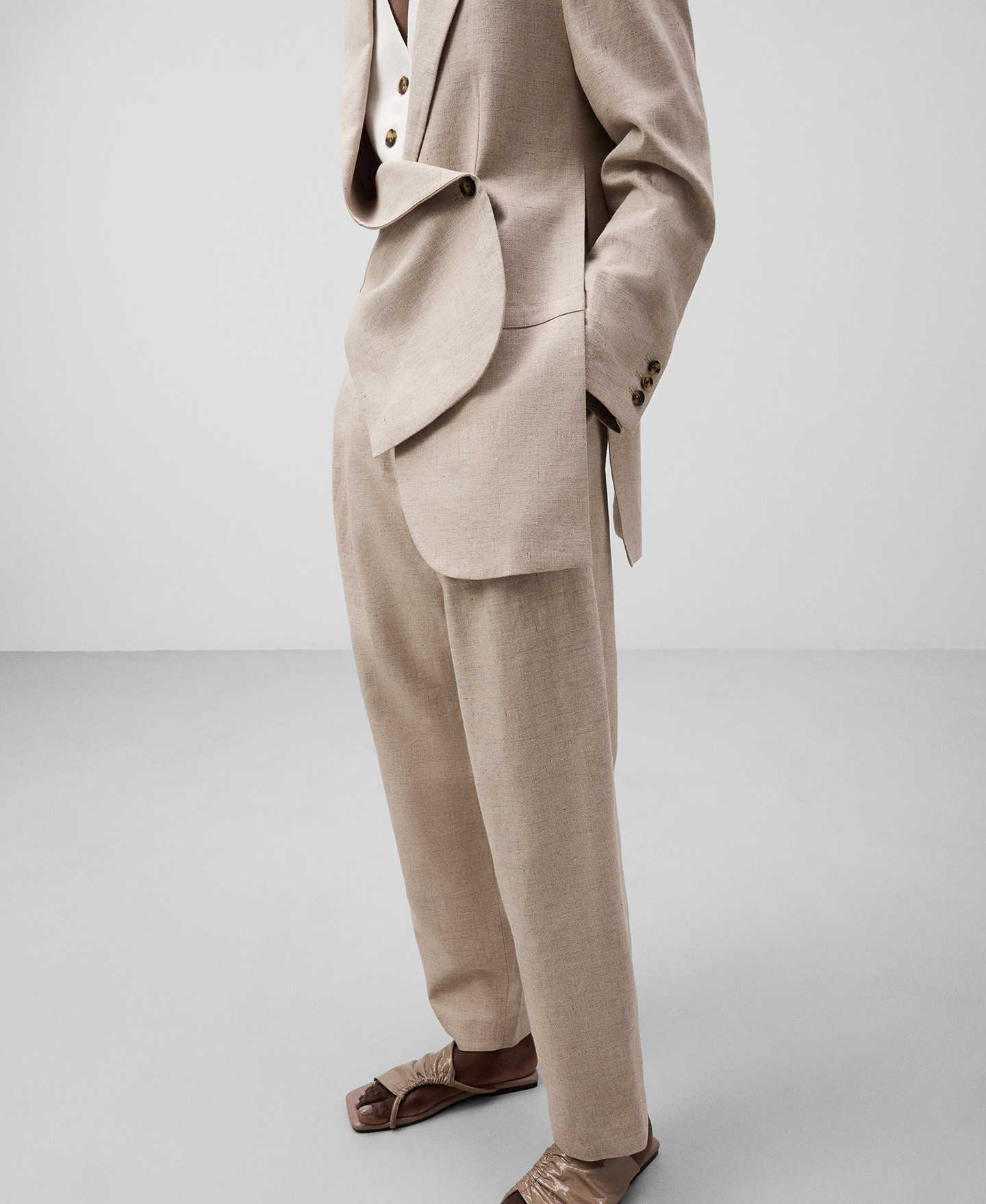 Linen blend barrel fit trousers woman image number 0