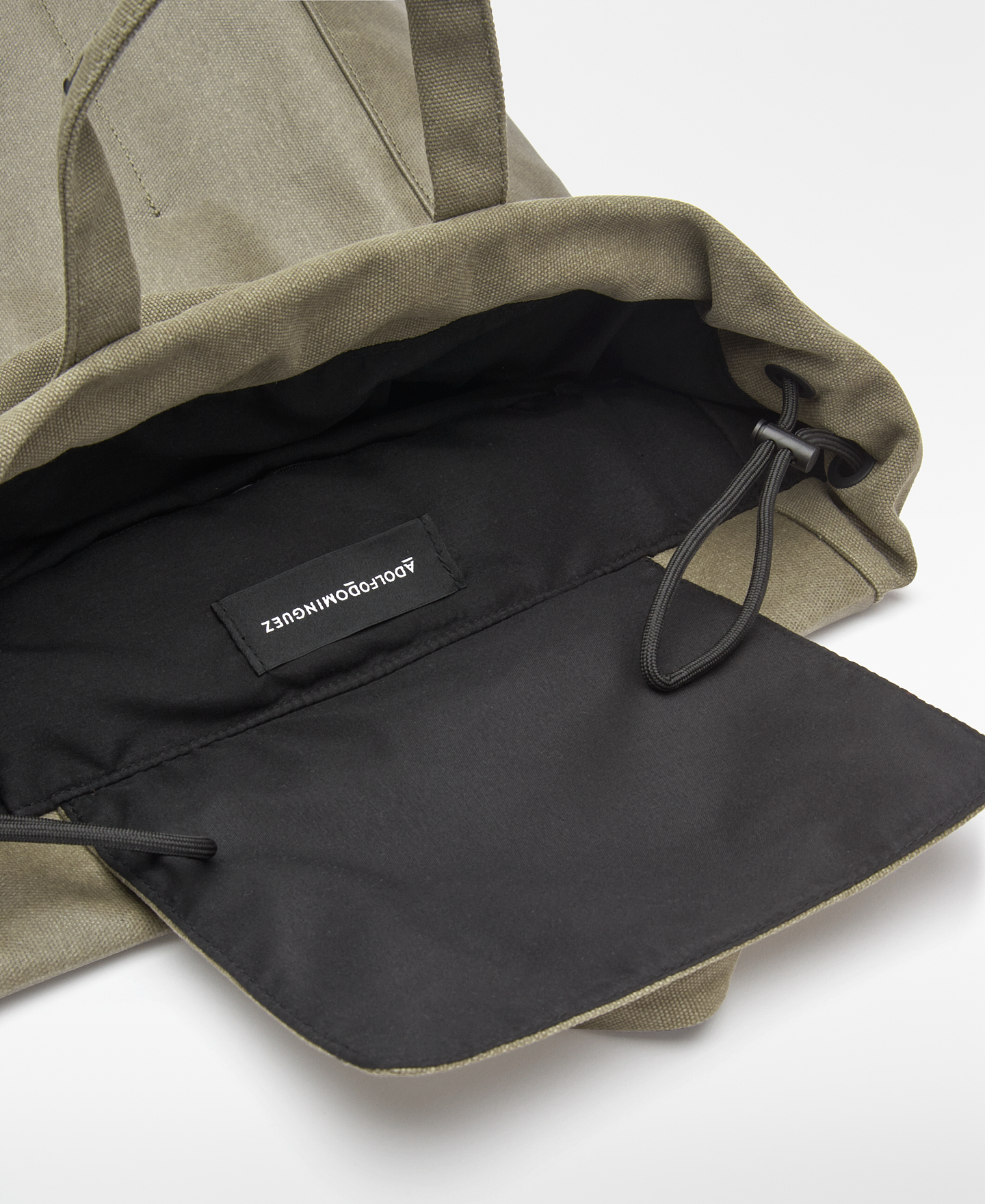 Mochila saco poli&eacute;ster reciclado hombre image number 2
