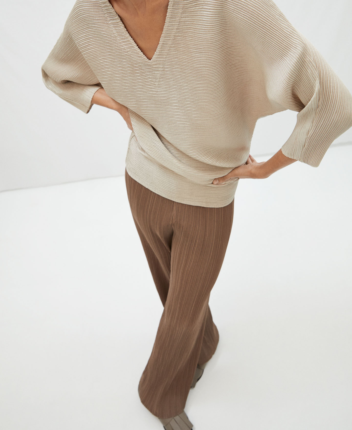 Jersey cuello pico en crinkle image number 3