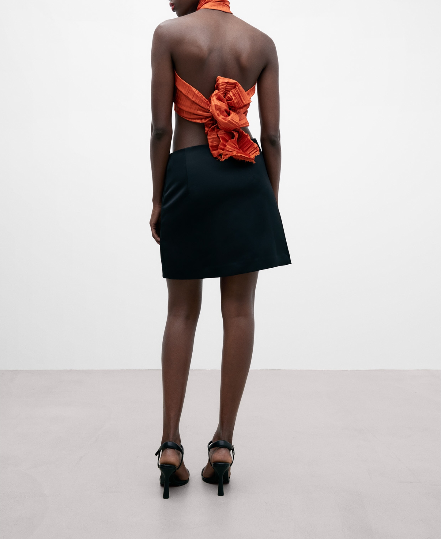 Pleated side slit mini skirt image number 2