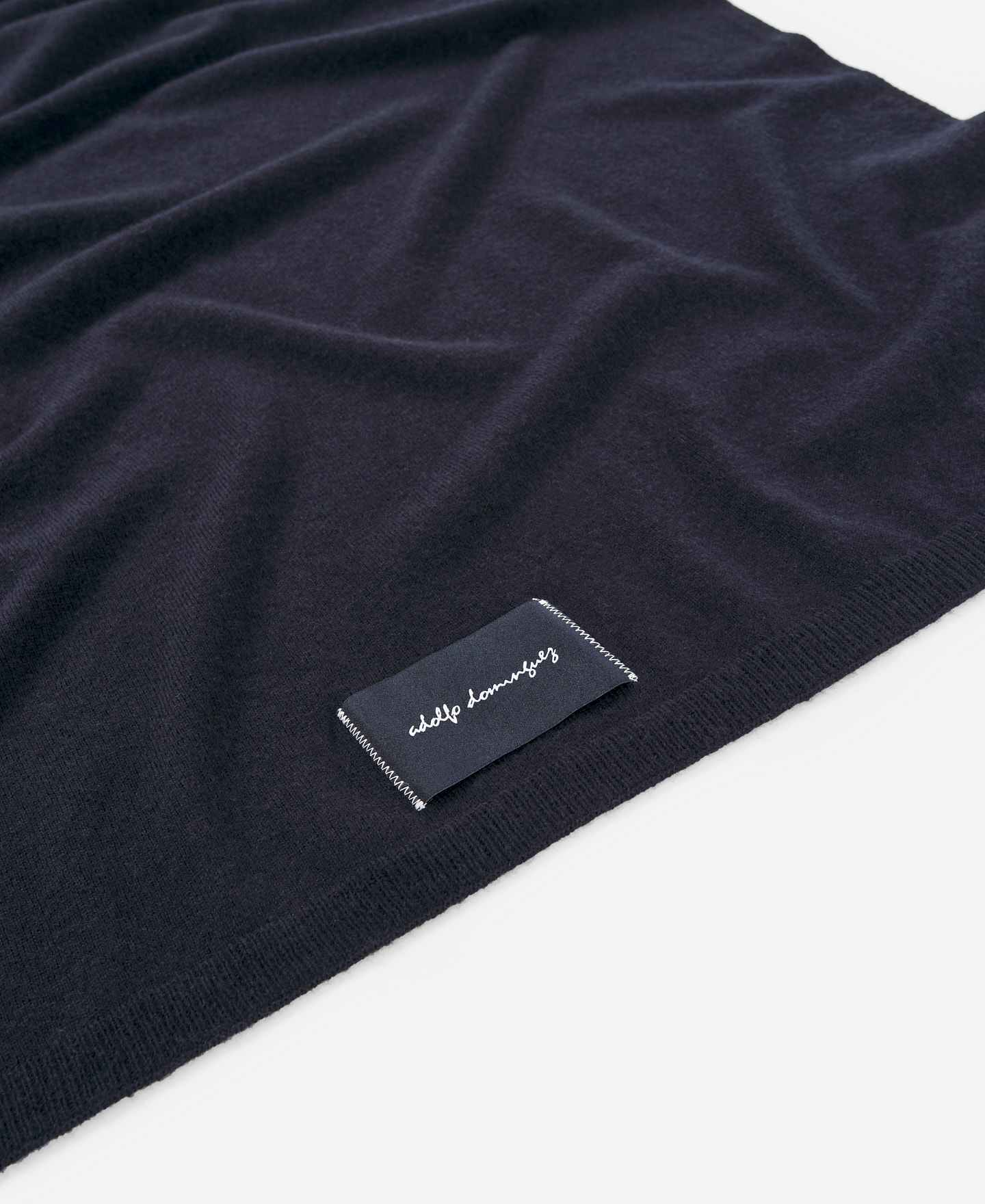 Navy blue merino wool scarf for men image number 2