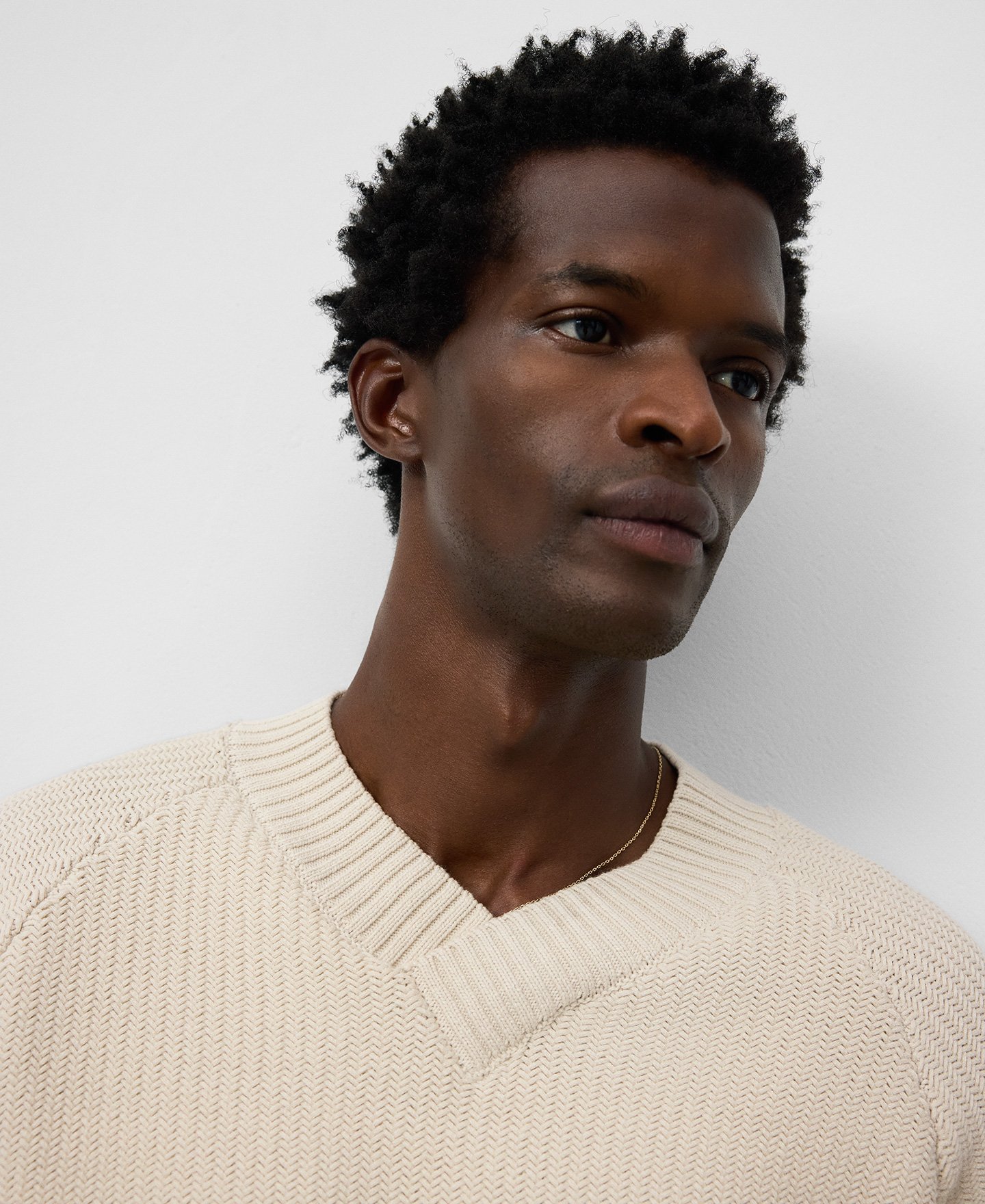 Camisola de gola em V para homem image number 3