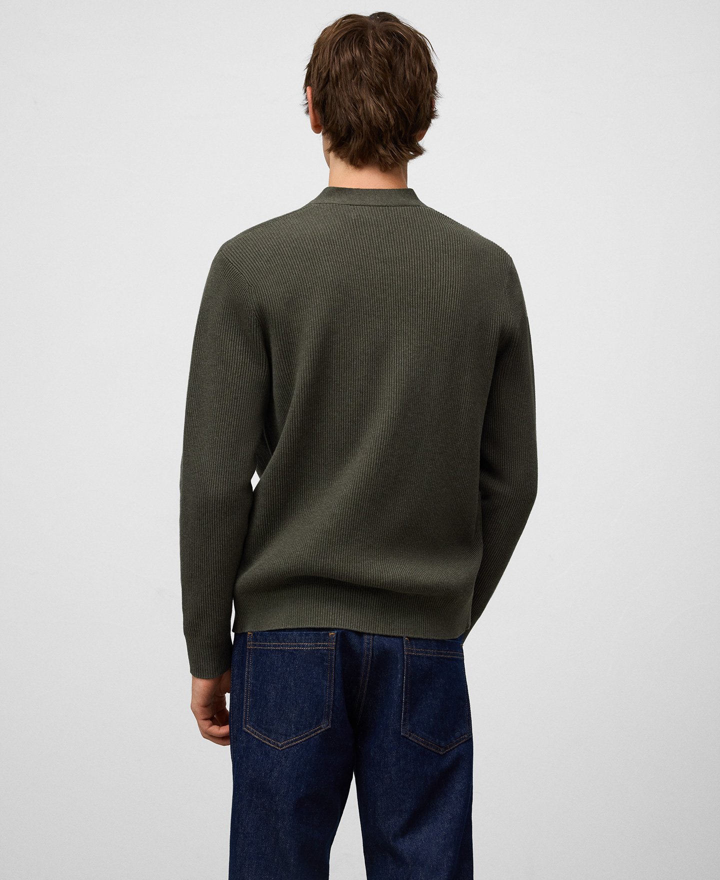 Cárdigan canalé cuello pico hombre image number 2