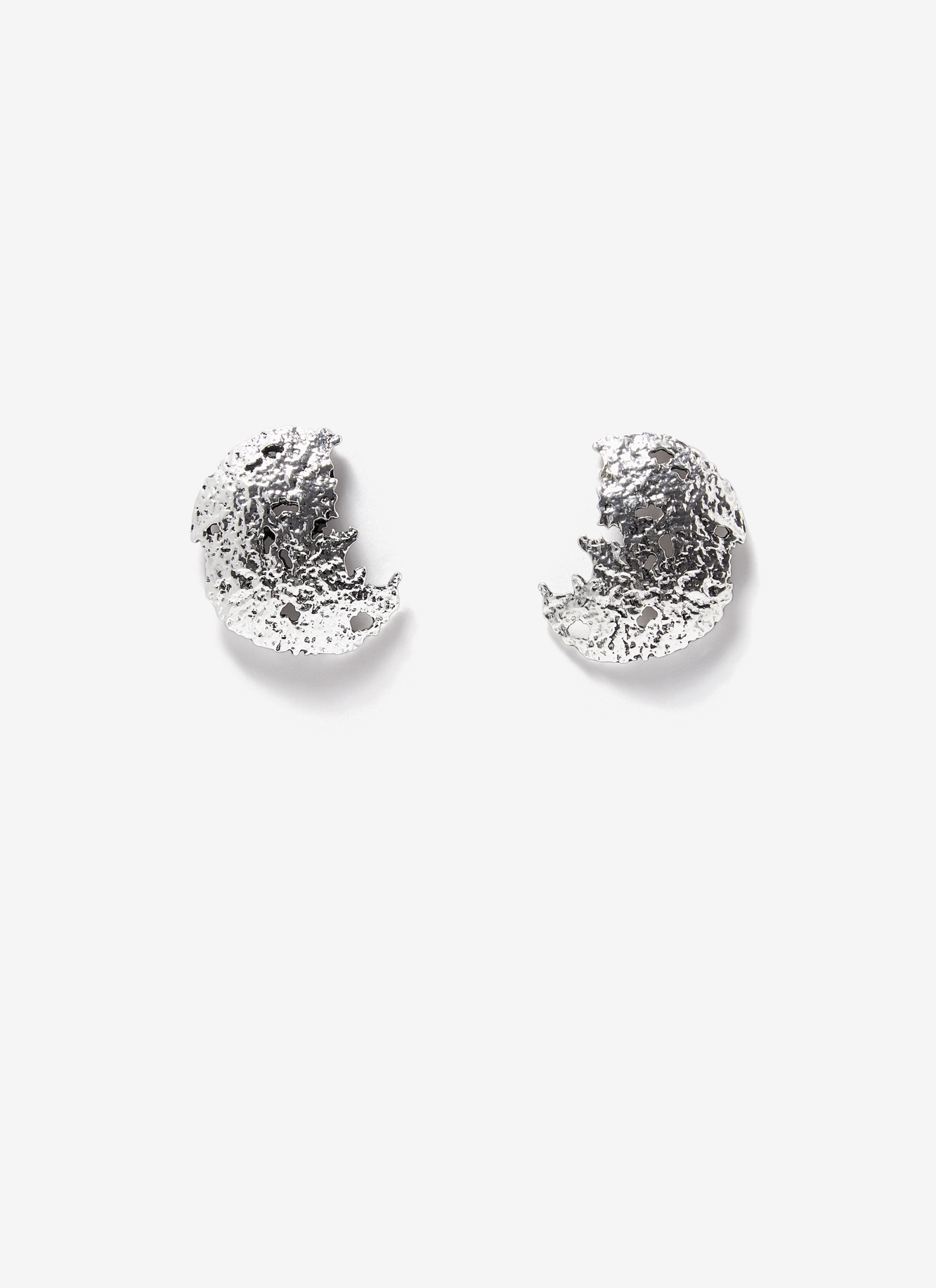 Short earrings with organic silhouette image number 0