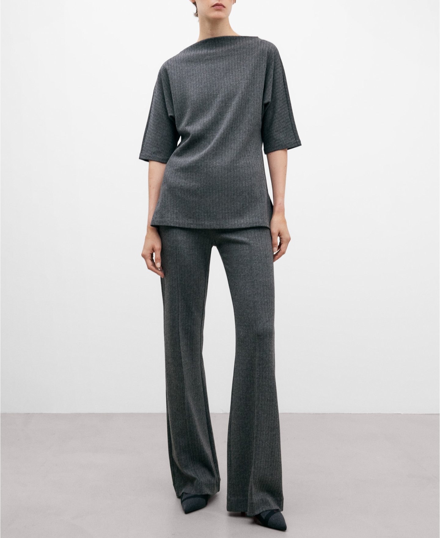 Grey straight cut trousers for women image number 1