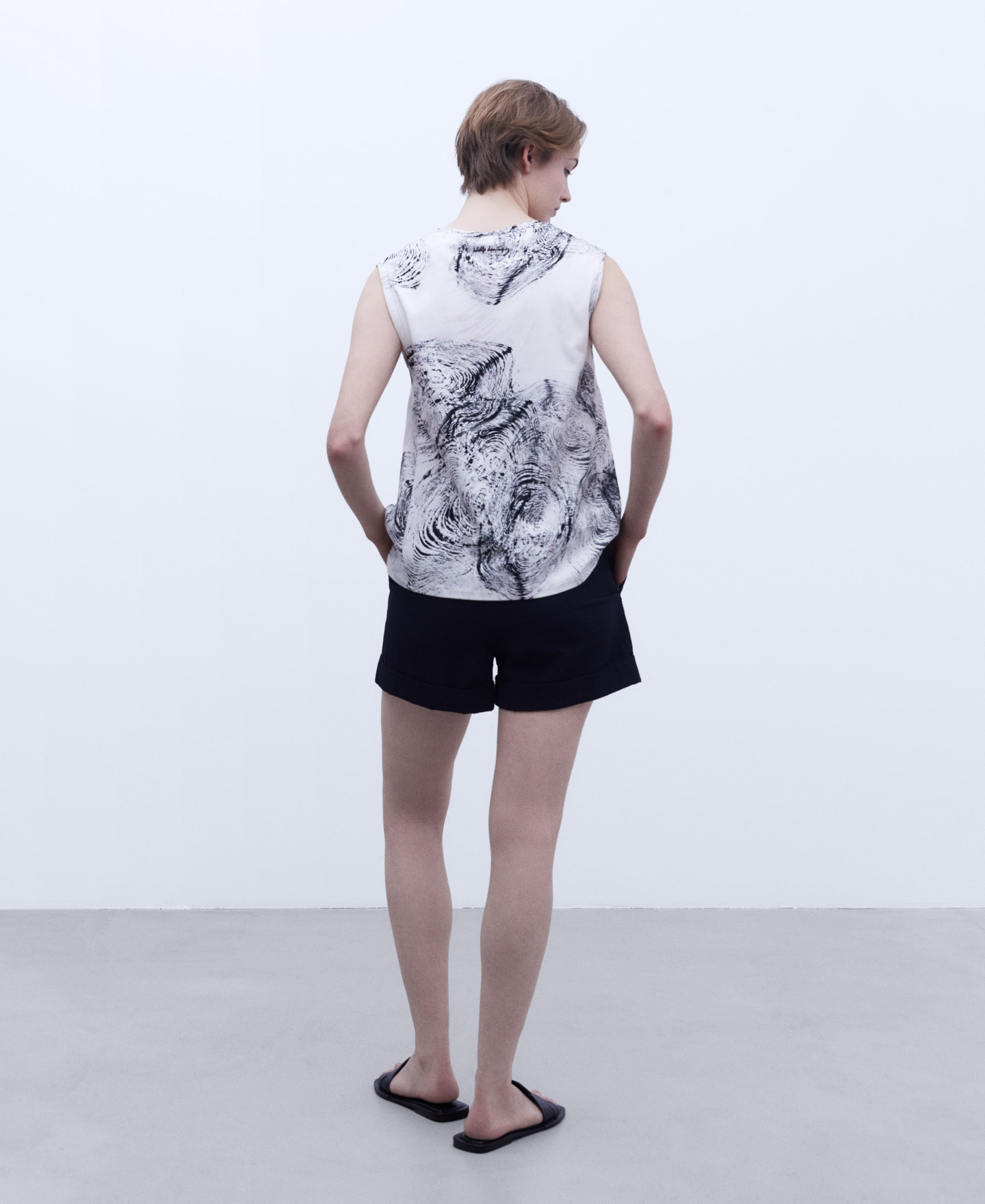 Sleeveless V-neck blouse image number 2
