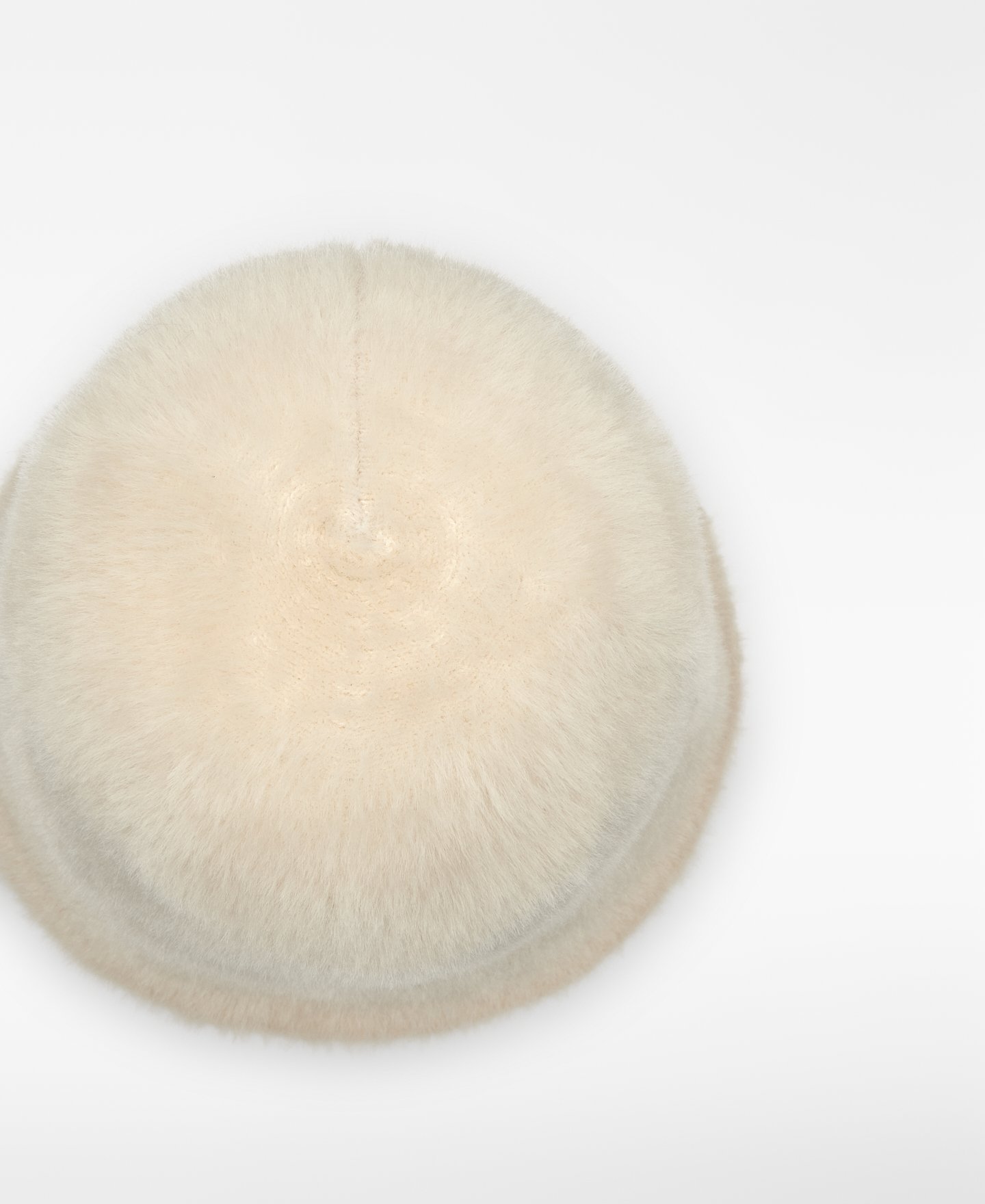 Faux fur cloche hat woman image number 2