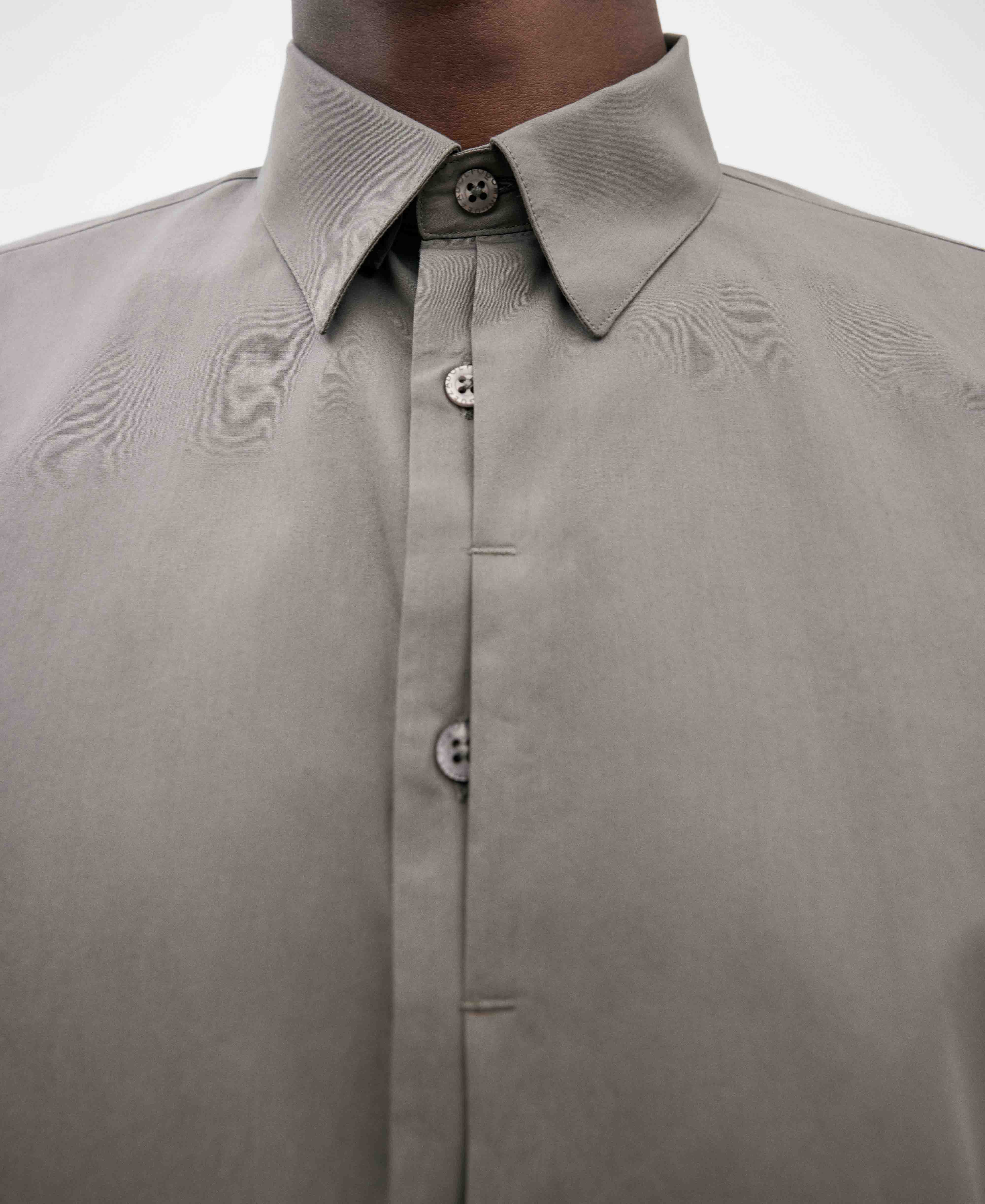 Camisa botonadura semi oculta hombre image number 3