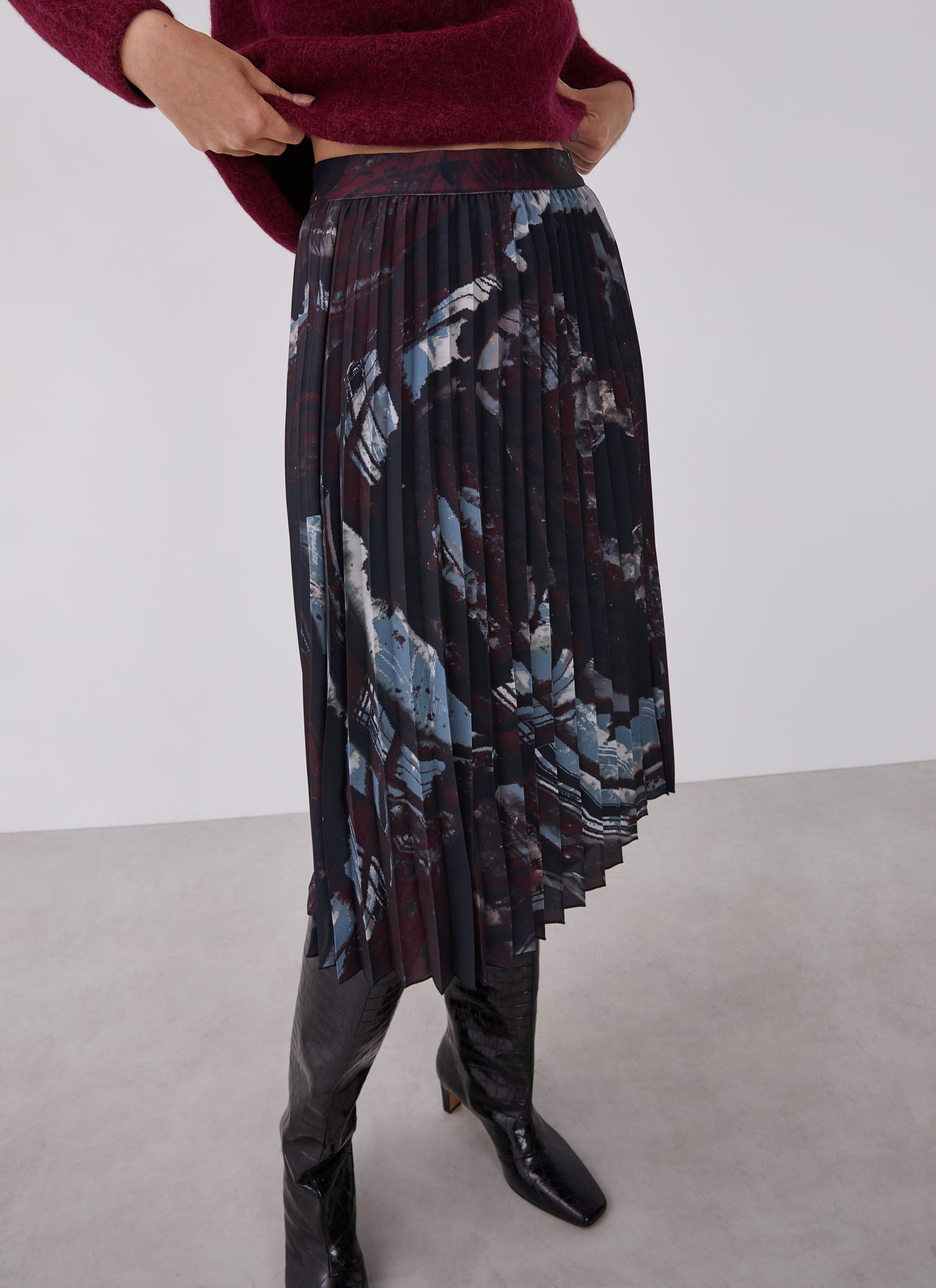 Pleated skirt with signature print image number 0