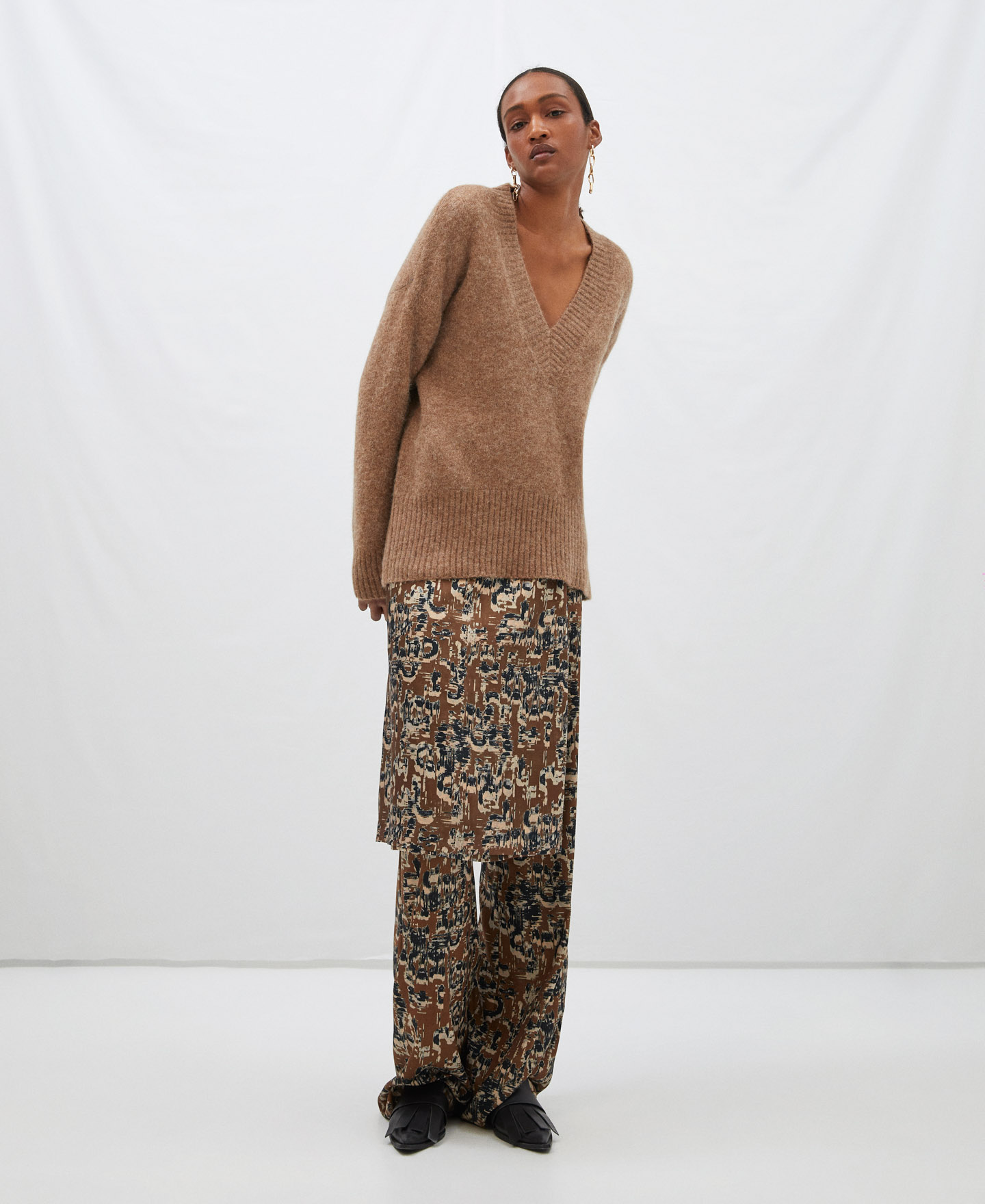 Alpaca V-neckline sweater image number 1