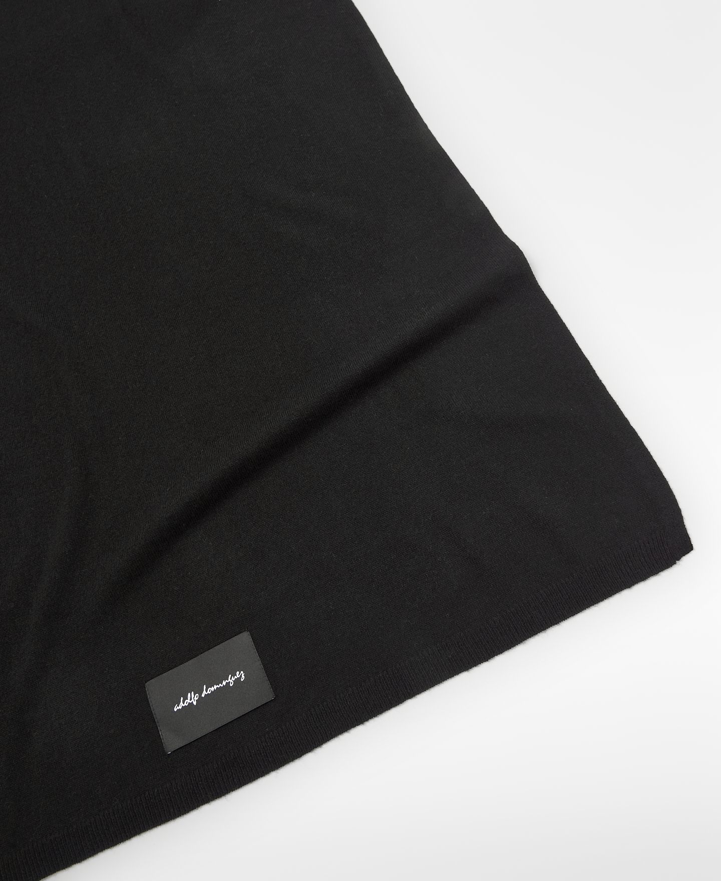 Merino wool plain-knit scarf image number 2