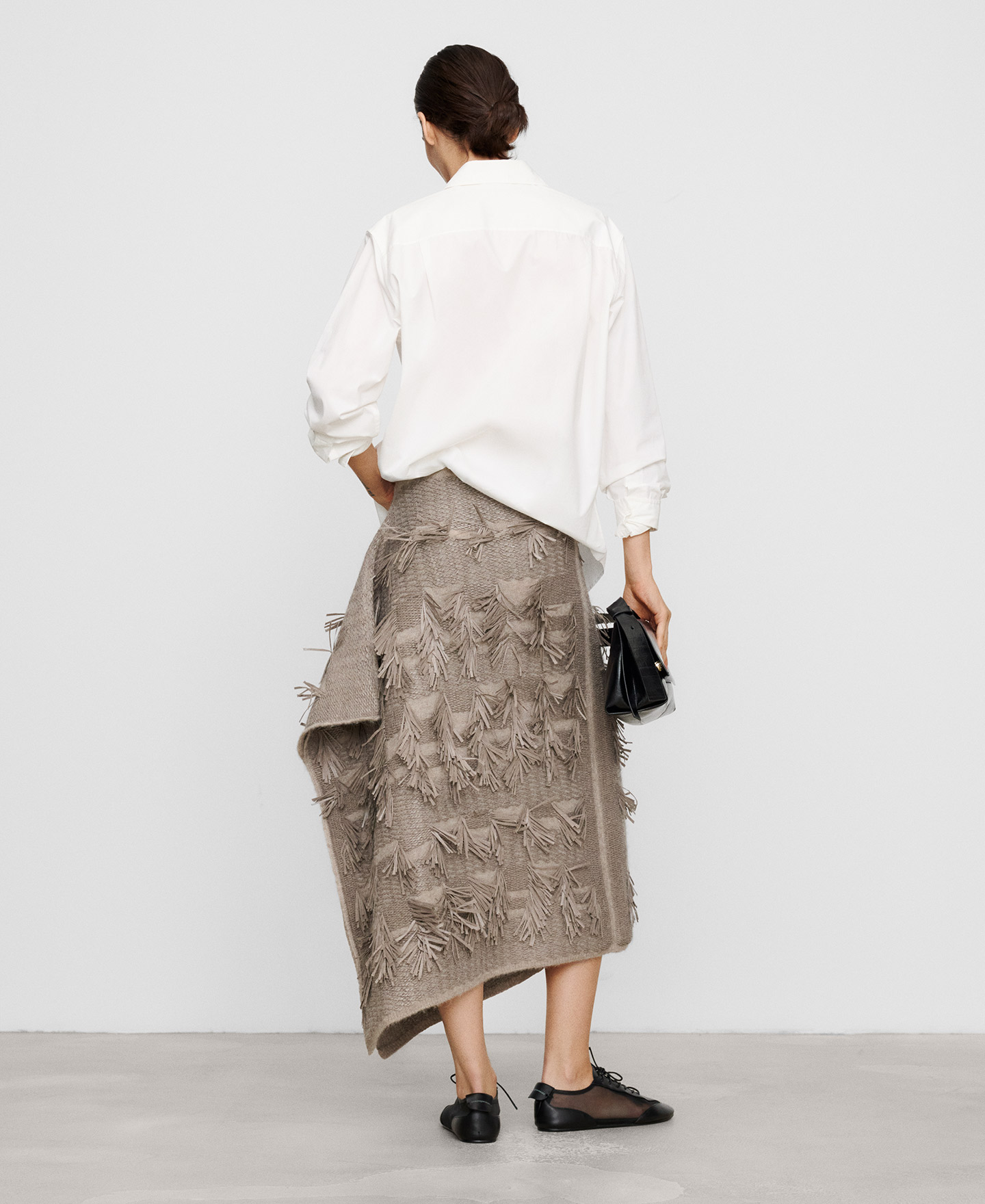 Falda asim&eacute;trica punto jacquard flecos image number 2