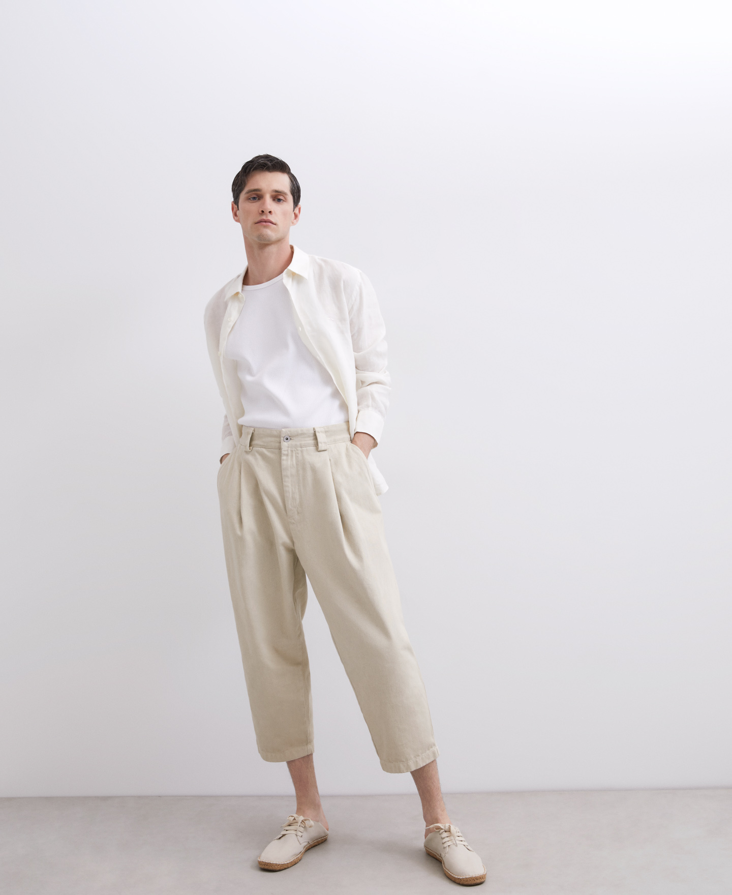White linen shirt with shirt collar image number 3